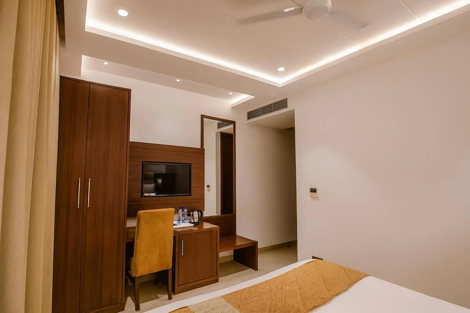 TV and multimedia, Bed in HOTEL TEN SQUARE - 5 Minutes from The Taj Mahal