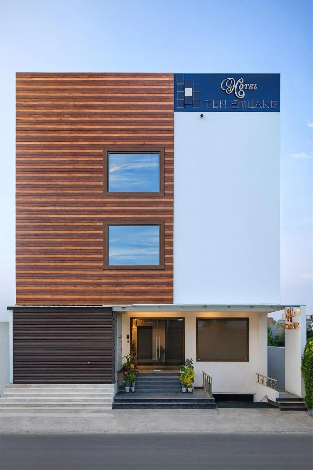 Property building in HOTEL TEN SQUARE - 5 Minutes from The Taj Mahal