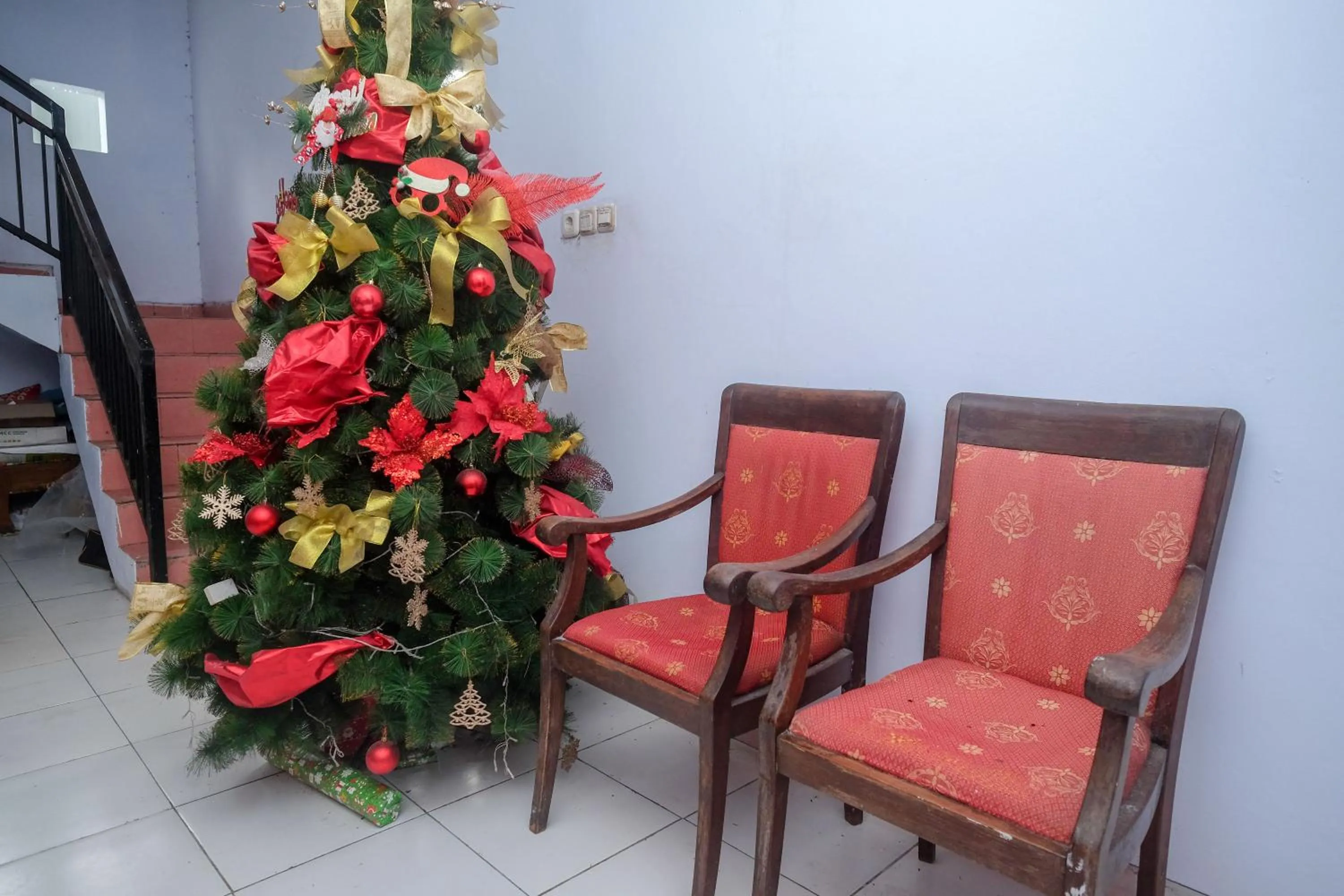 Seating area in RedDoorz at Lapangan Bandara Sam Ratulangi Manado