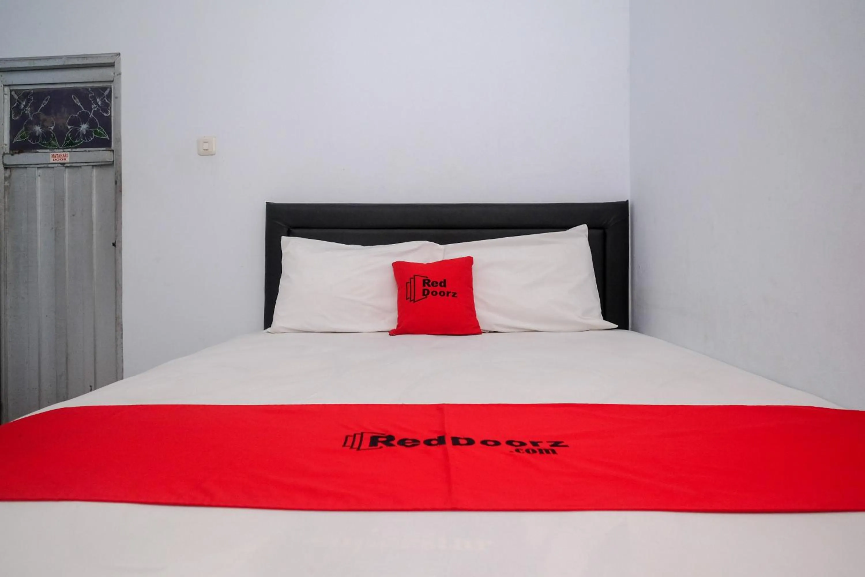 Photo of the whole room, Bed in RedDoorz at Lapangan Bandara Sam Ratulangi Manado