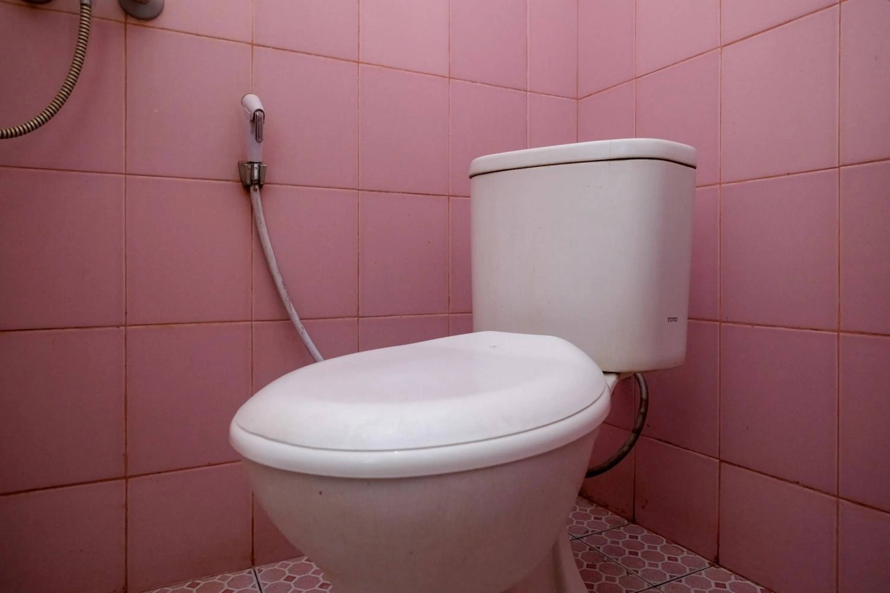 Toilet in RedDoorz at Lapangan Bandara Sam Ratulangi Manado