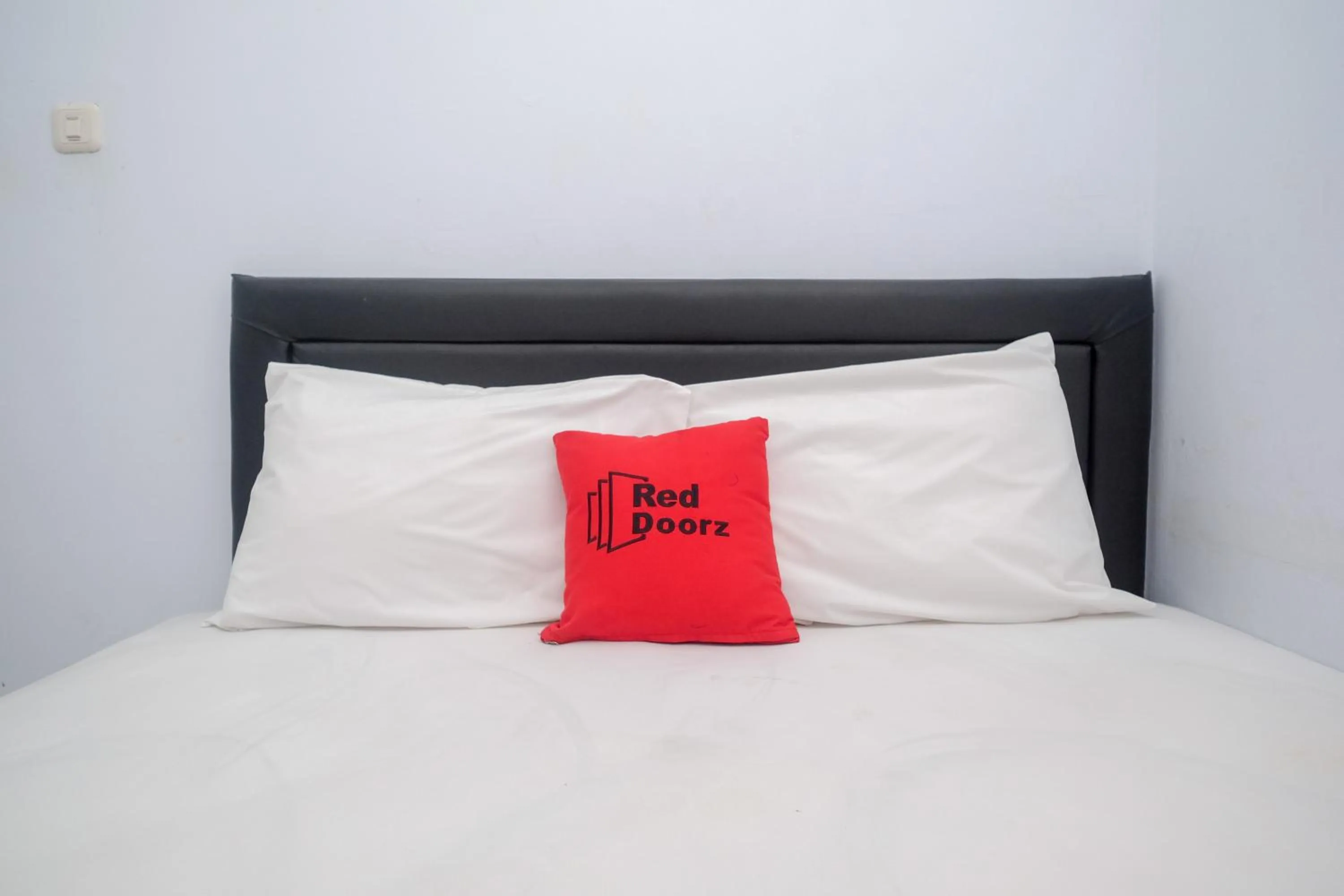 Bedroom, Bed in RedDoorz at Lapangan Bandara Sam Ratulangi Manado