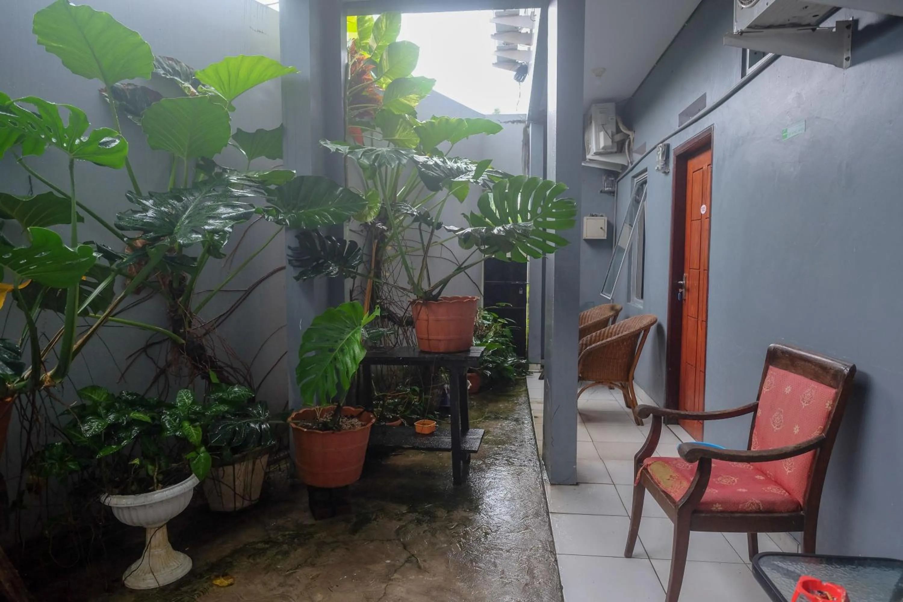 Seating area in RedDoorz at Lapangan Bandara Sam Ratulangi Manado