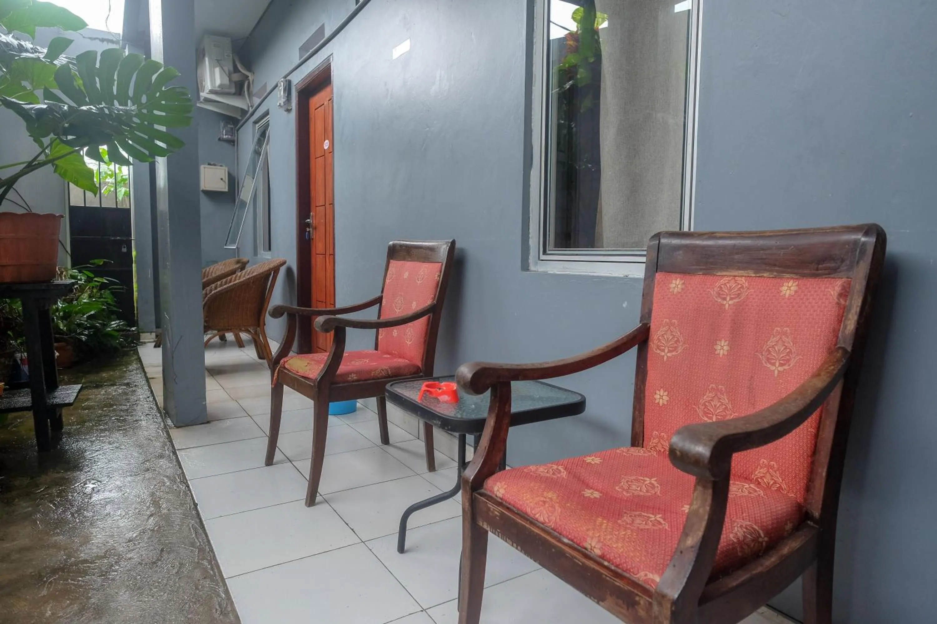 Seating area in RedDoorz at Lapangan Bandara Sam Ratulangi Manado