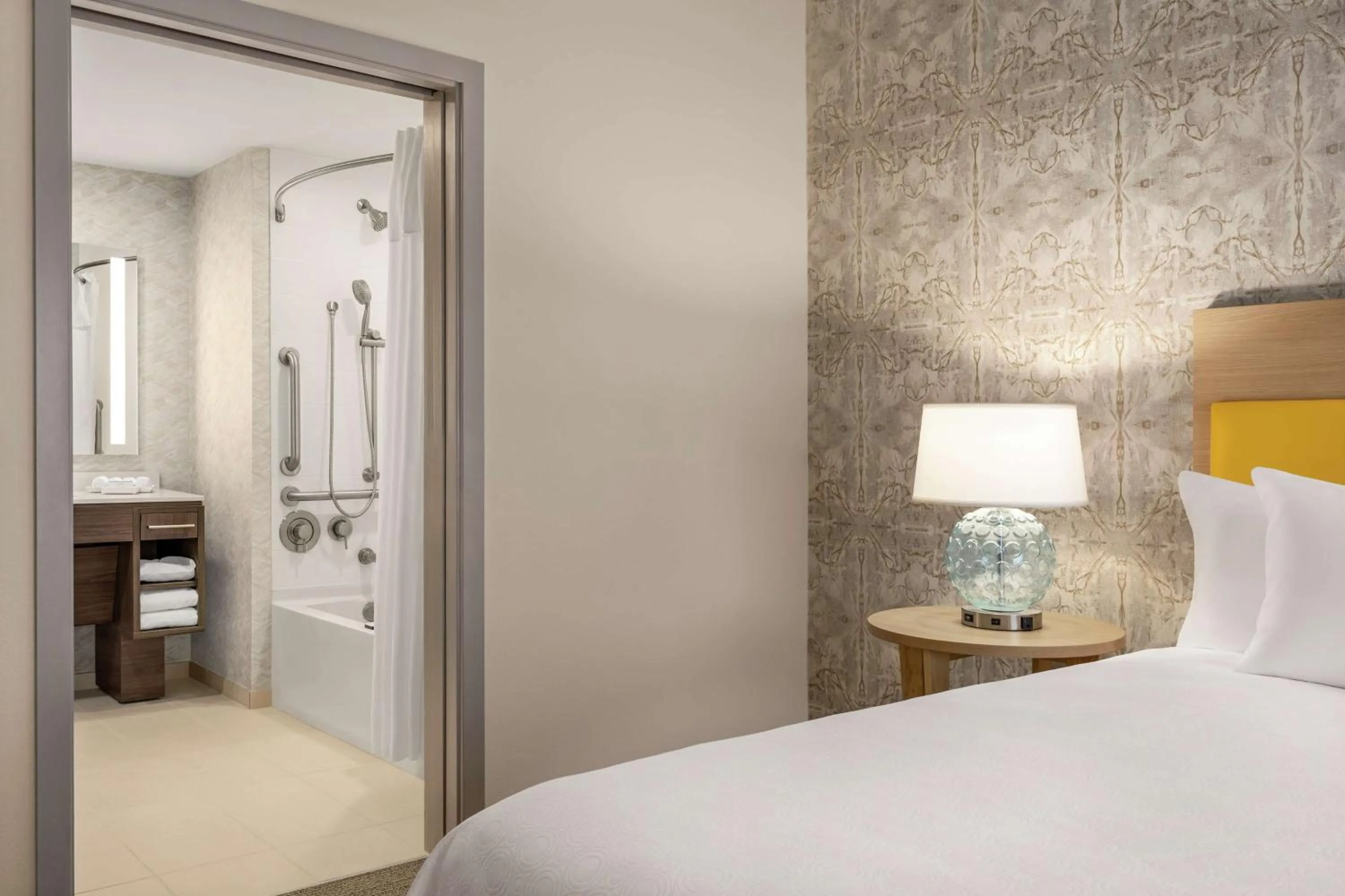 Bathroom, Bed in Home2 Suites By Hilton Glen Mills Chadds Ford