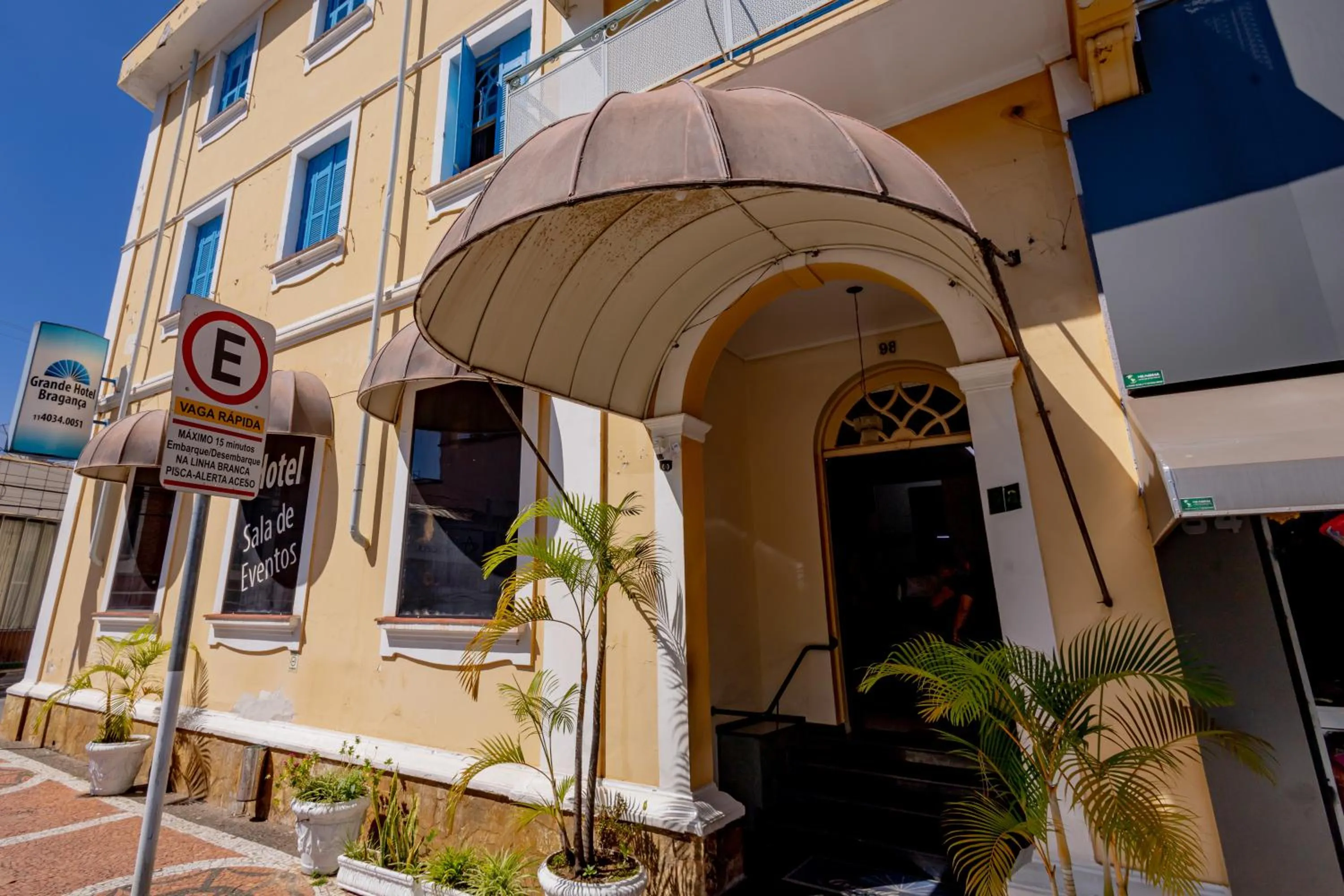 Facade/entrance in Grande Hotel Bragança