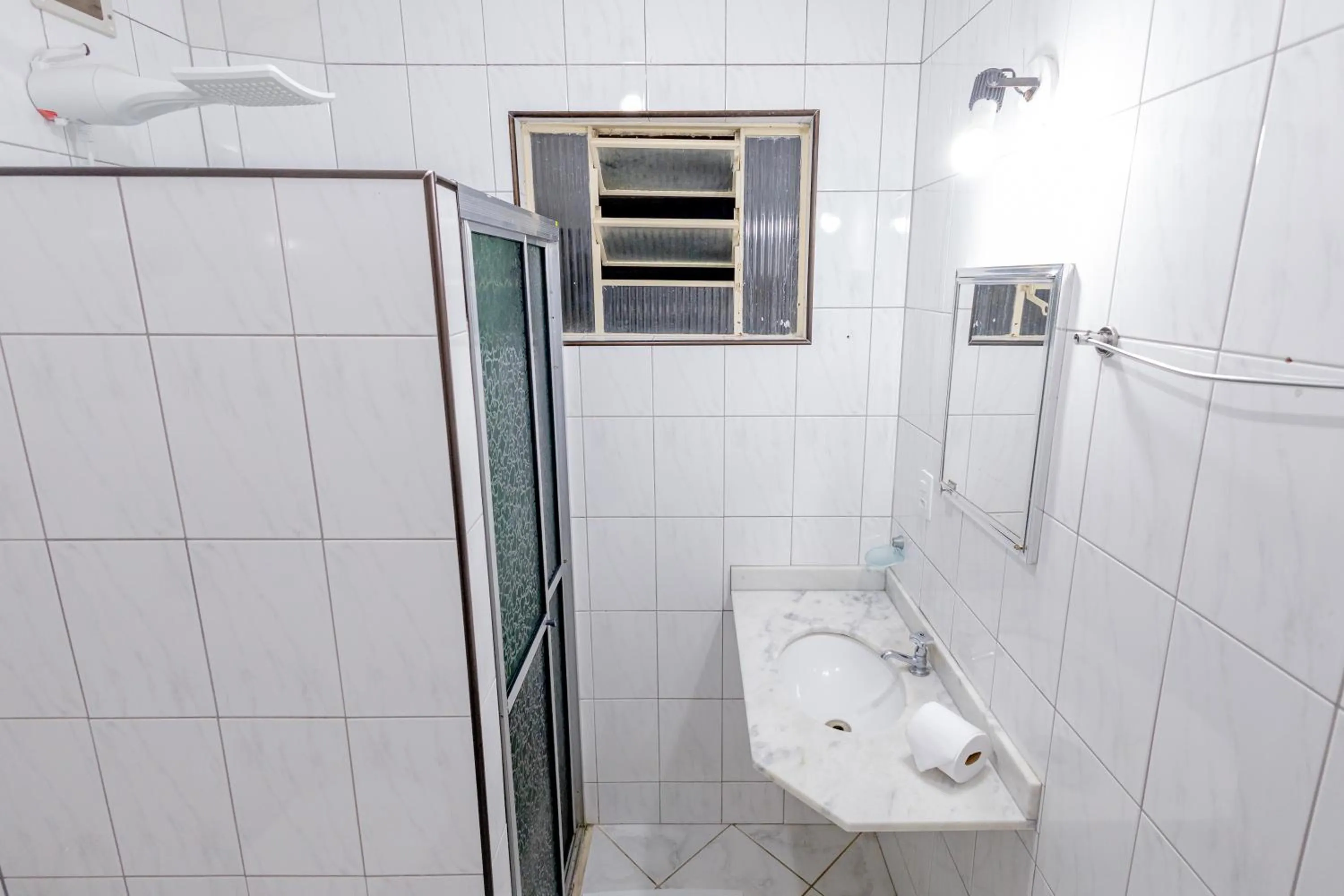 Shower in Grande Hotel Bragança