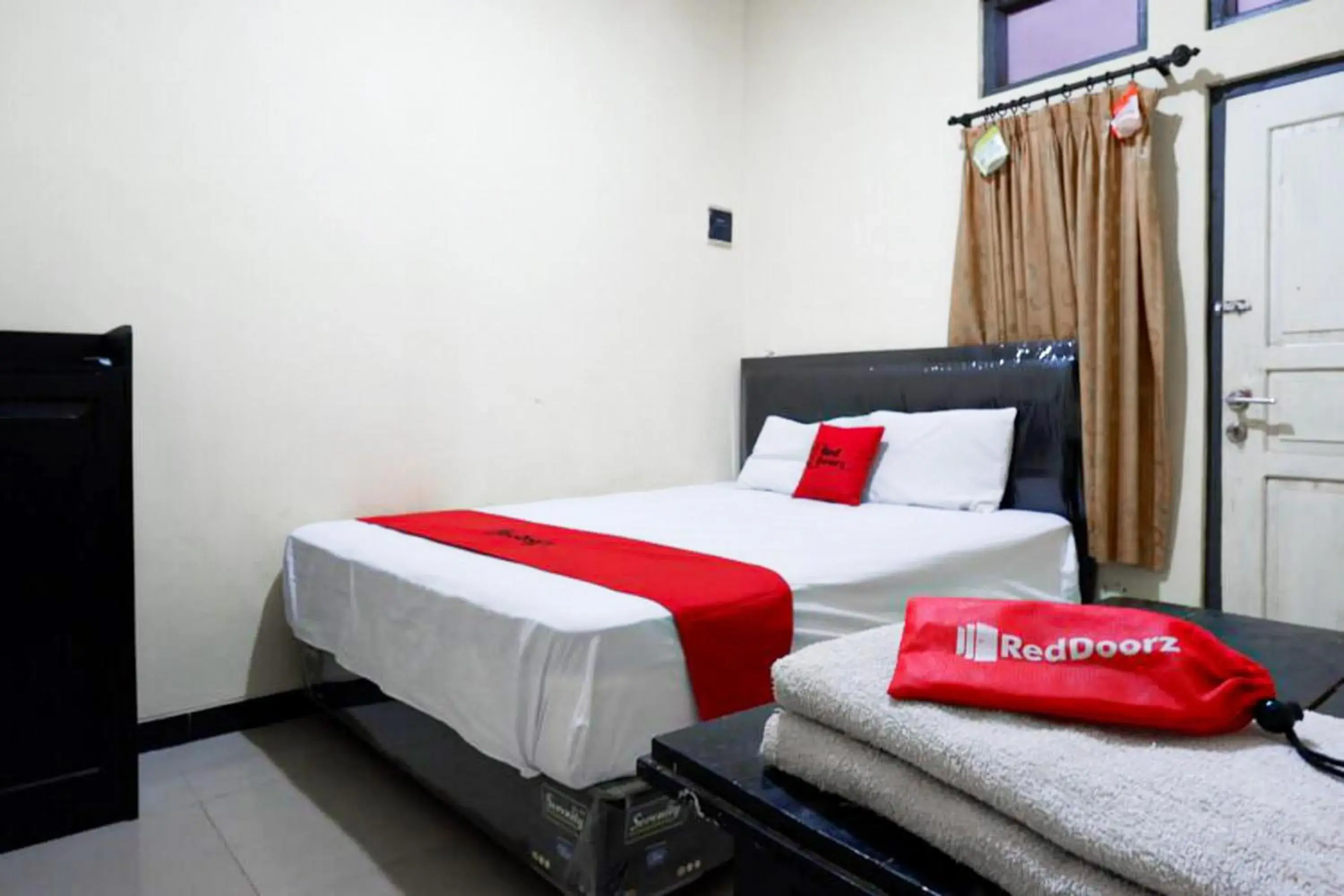 Standard Double Room in RedDoorz near GOR Wisanggeni Standard Double Room in RedDoorz near GOR Wisanggeni