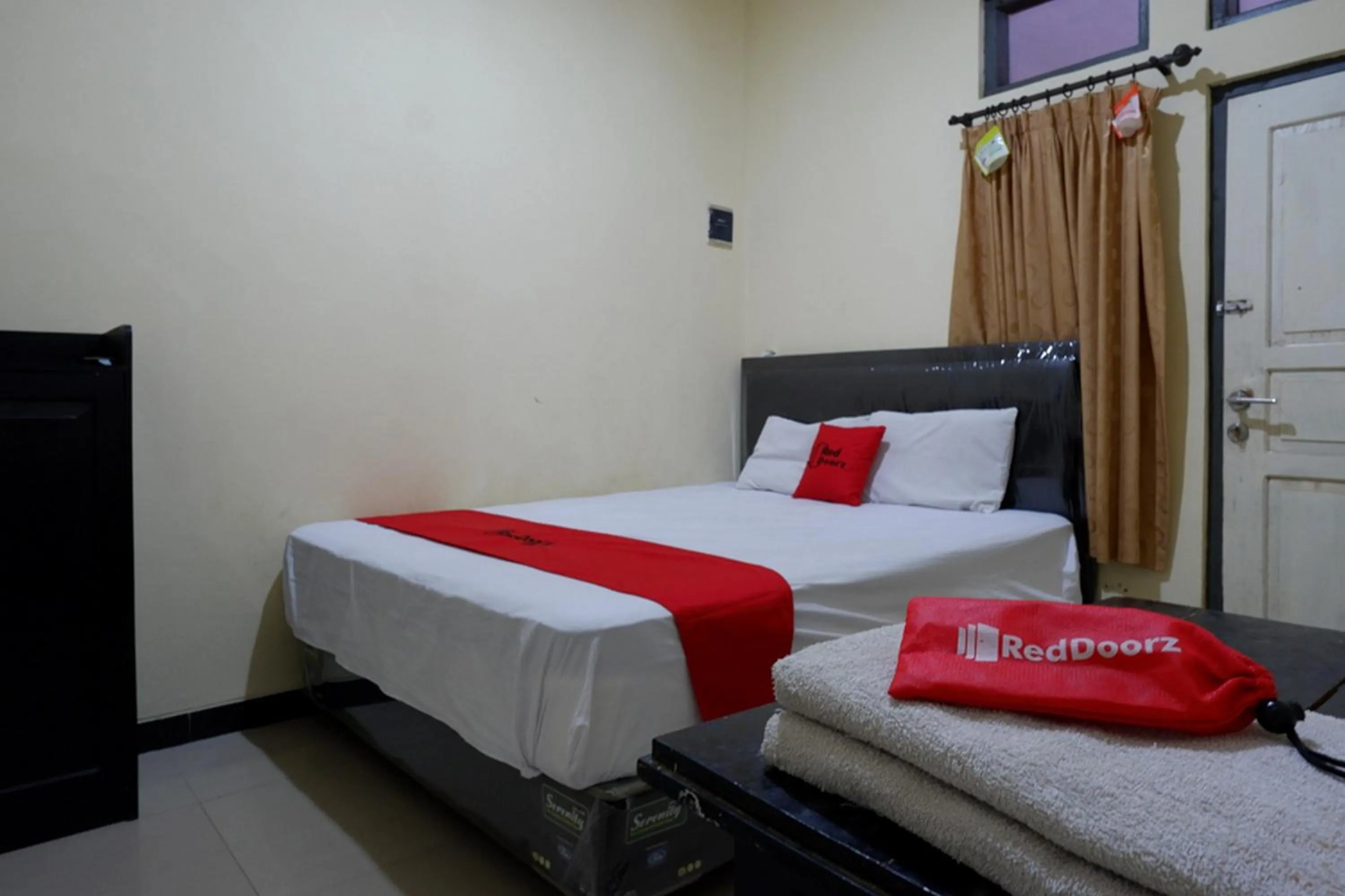 Bedroom, Bed in RedDoorz near GOR Wisanggeni