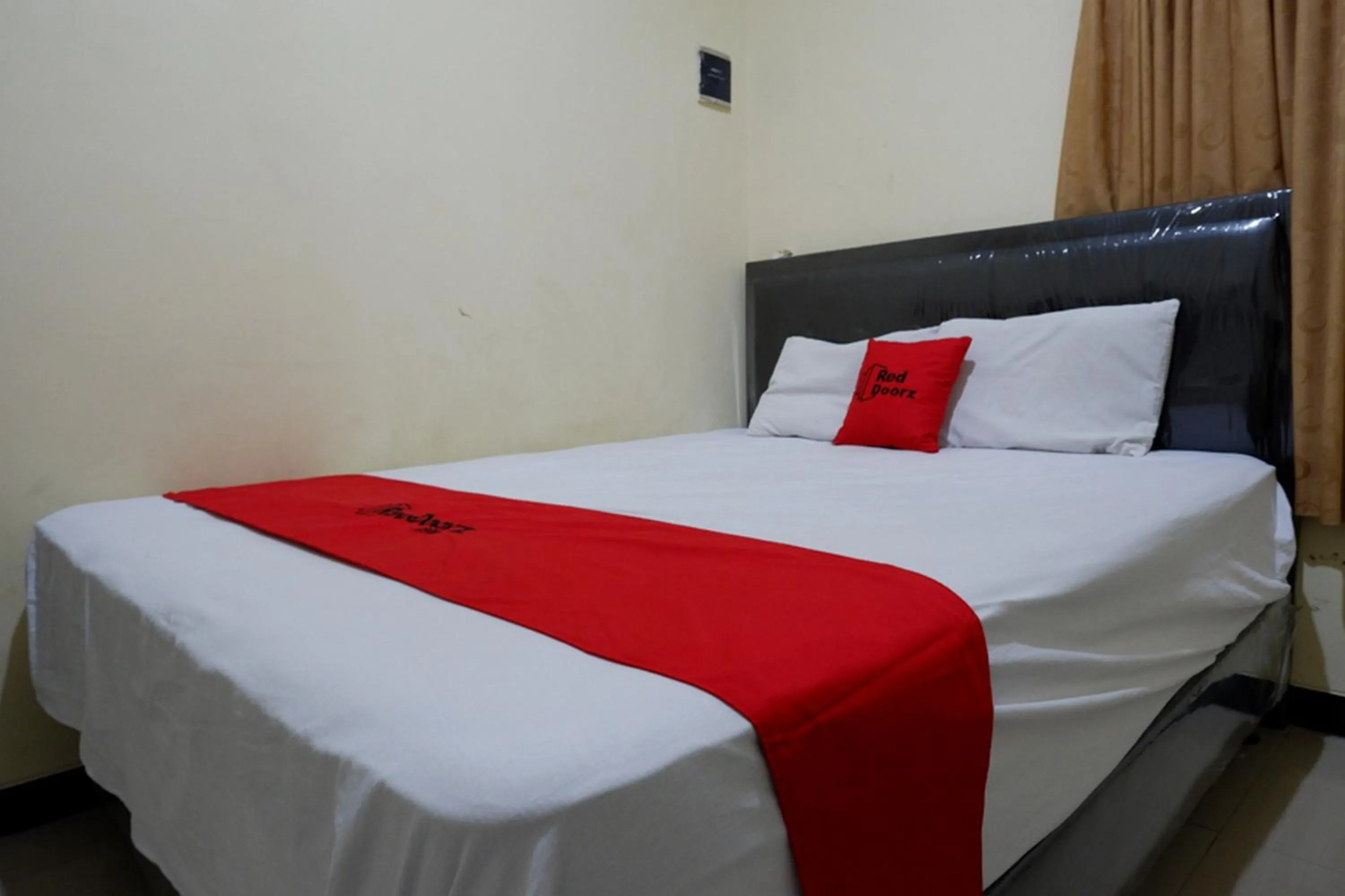 Bedroom, Bed in RedDoorz near GOR Wisanggeni