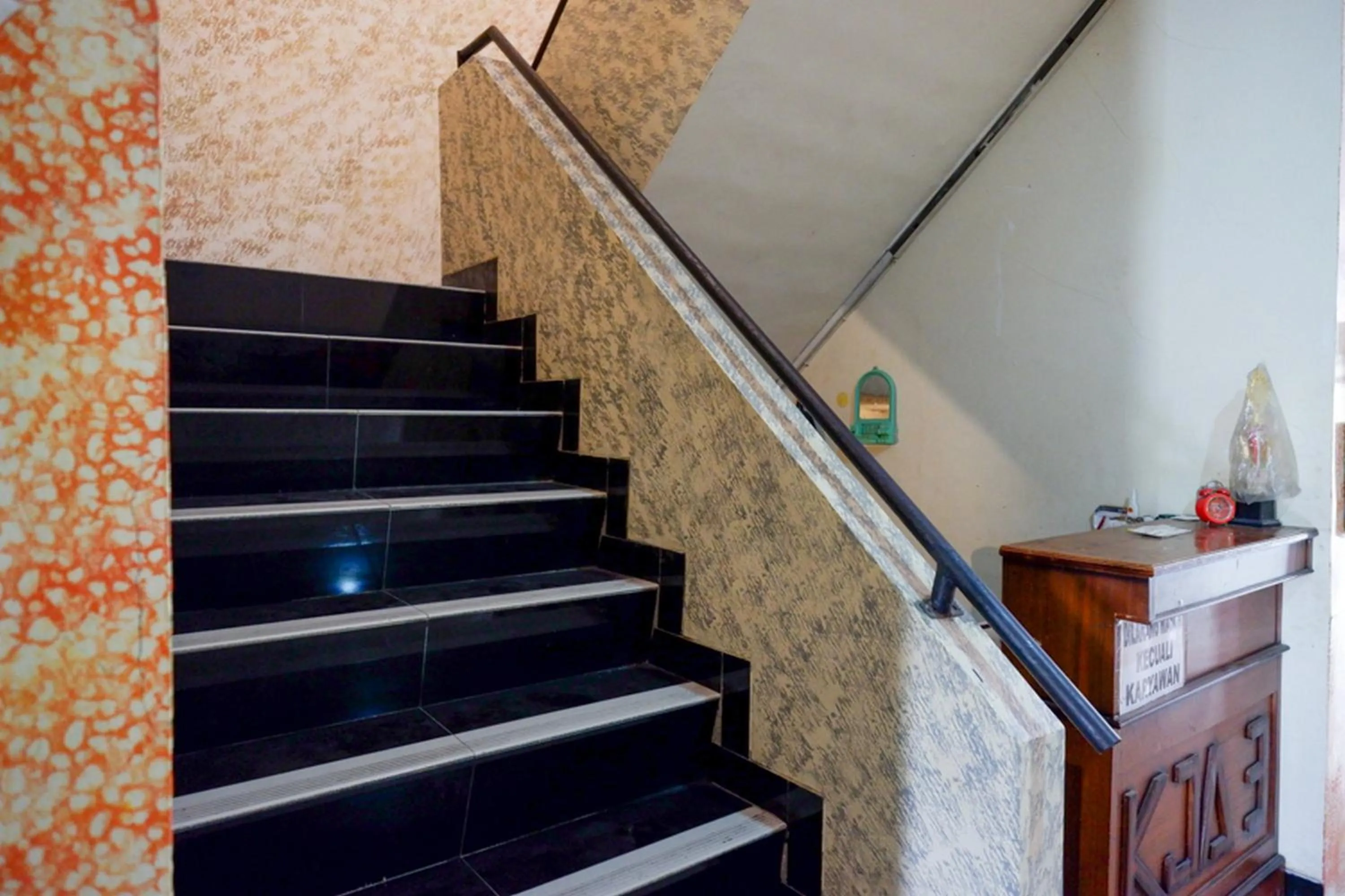 Lobby or reception in RedDoorz near GOR Wisanggeni