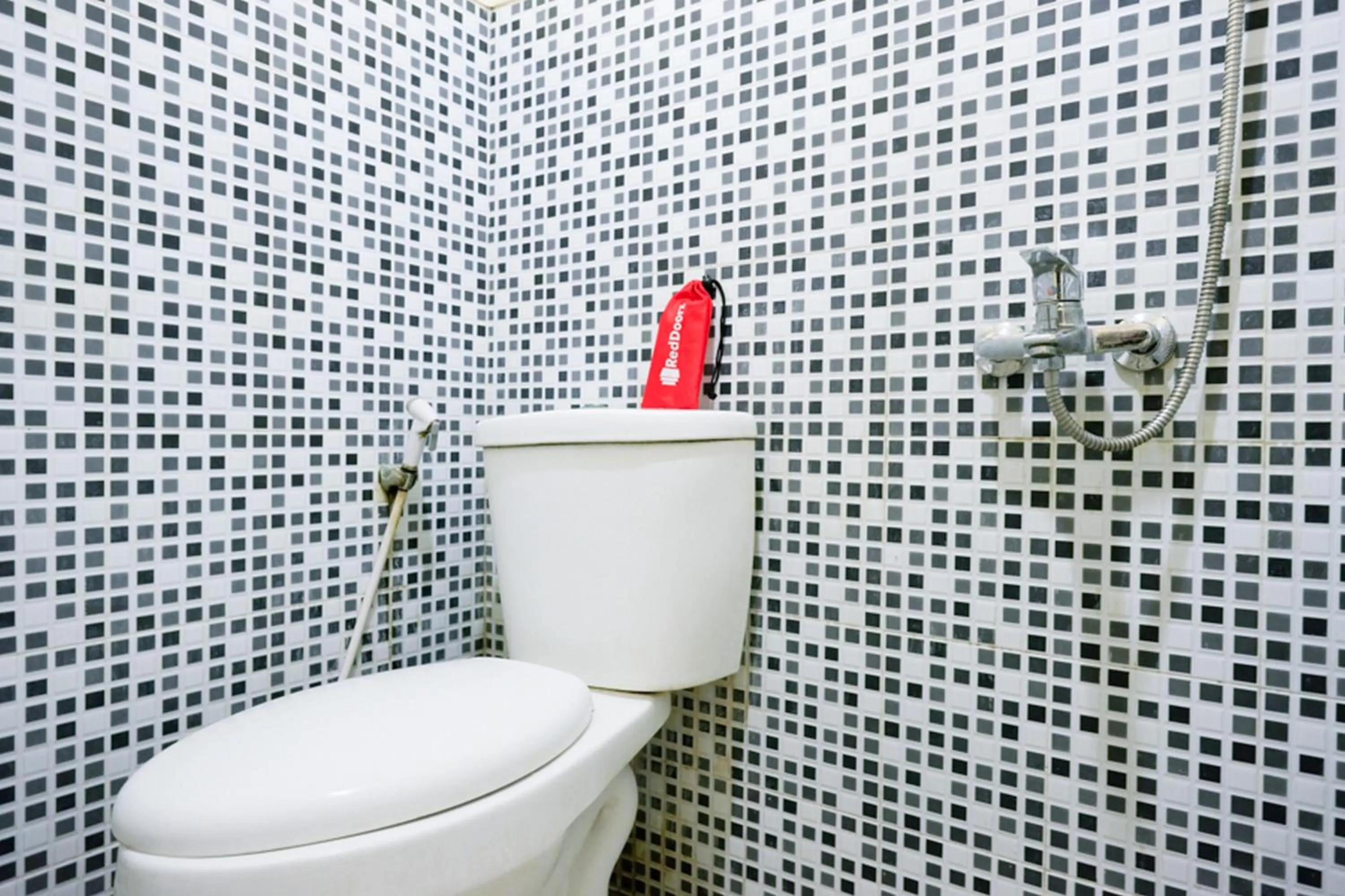 Bathroom in RedDoorz near GOR Wisanggeni