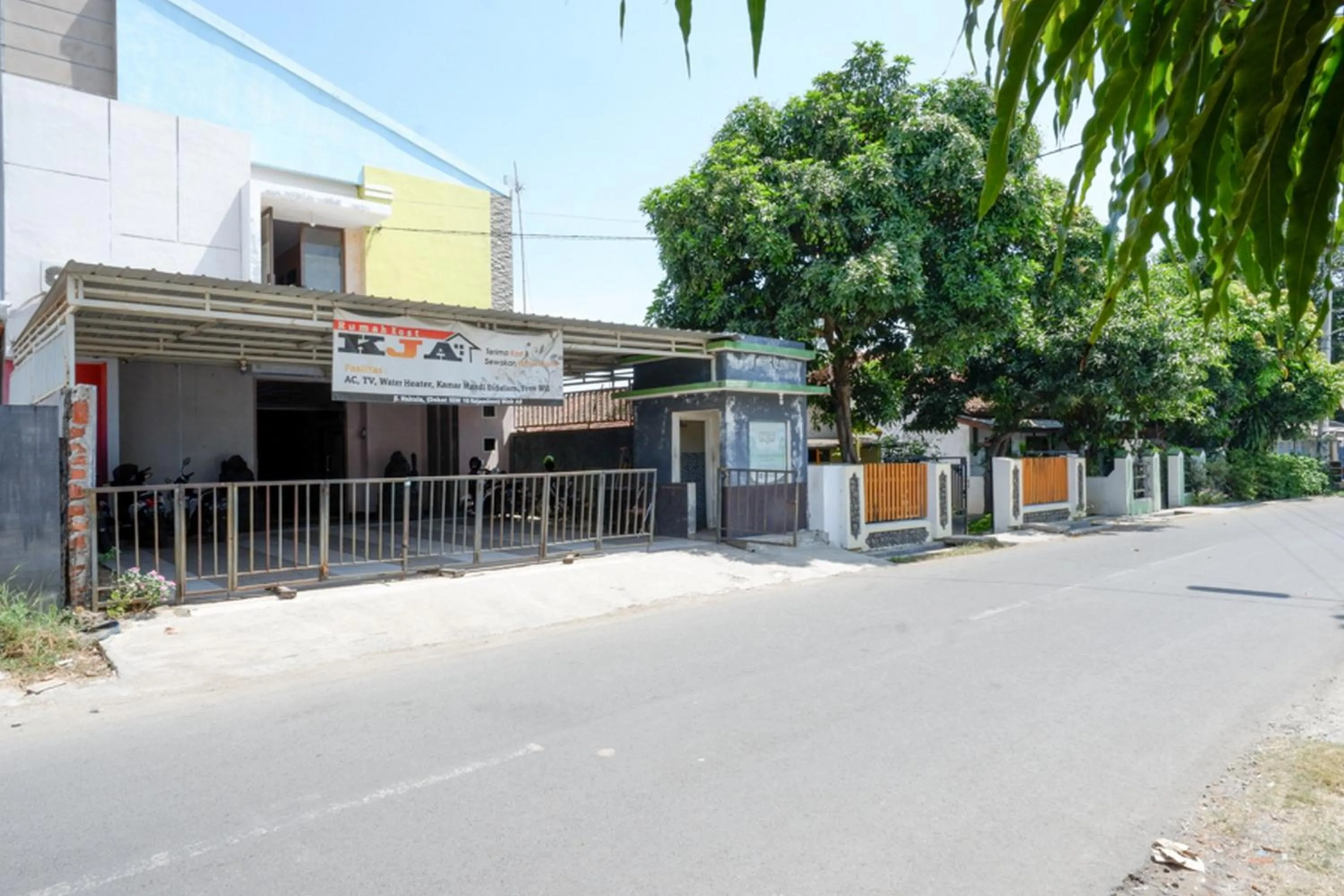 Property building in RedDoorz near GOR Wisanggeni