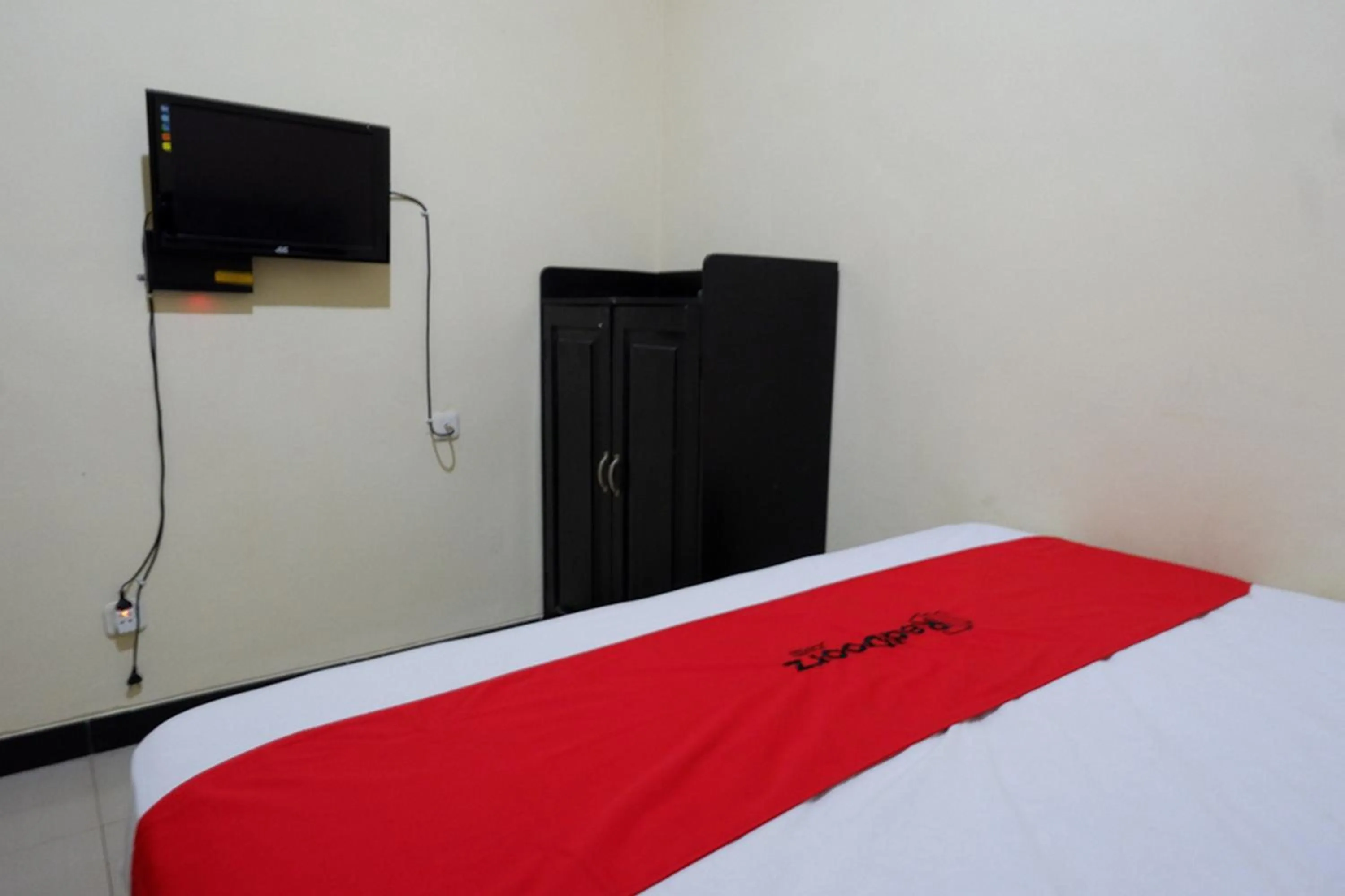 Bedroom, Bed in RedDoorz near GOR Wisanggeni