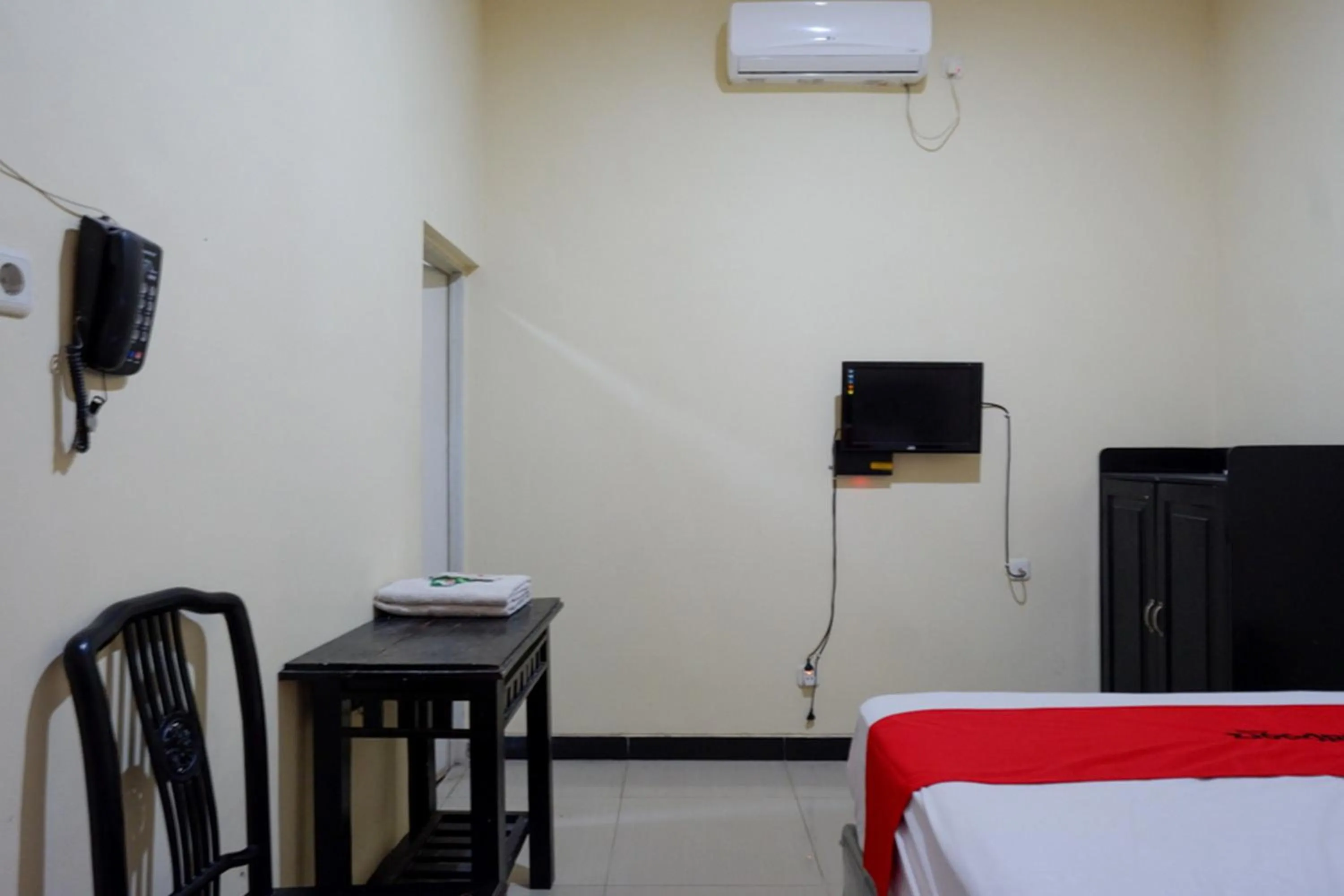 Bedroom, Bed in RedDoorz near GOR Wisanggeni