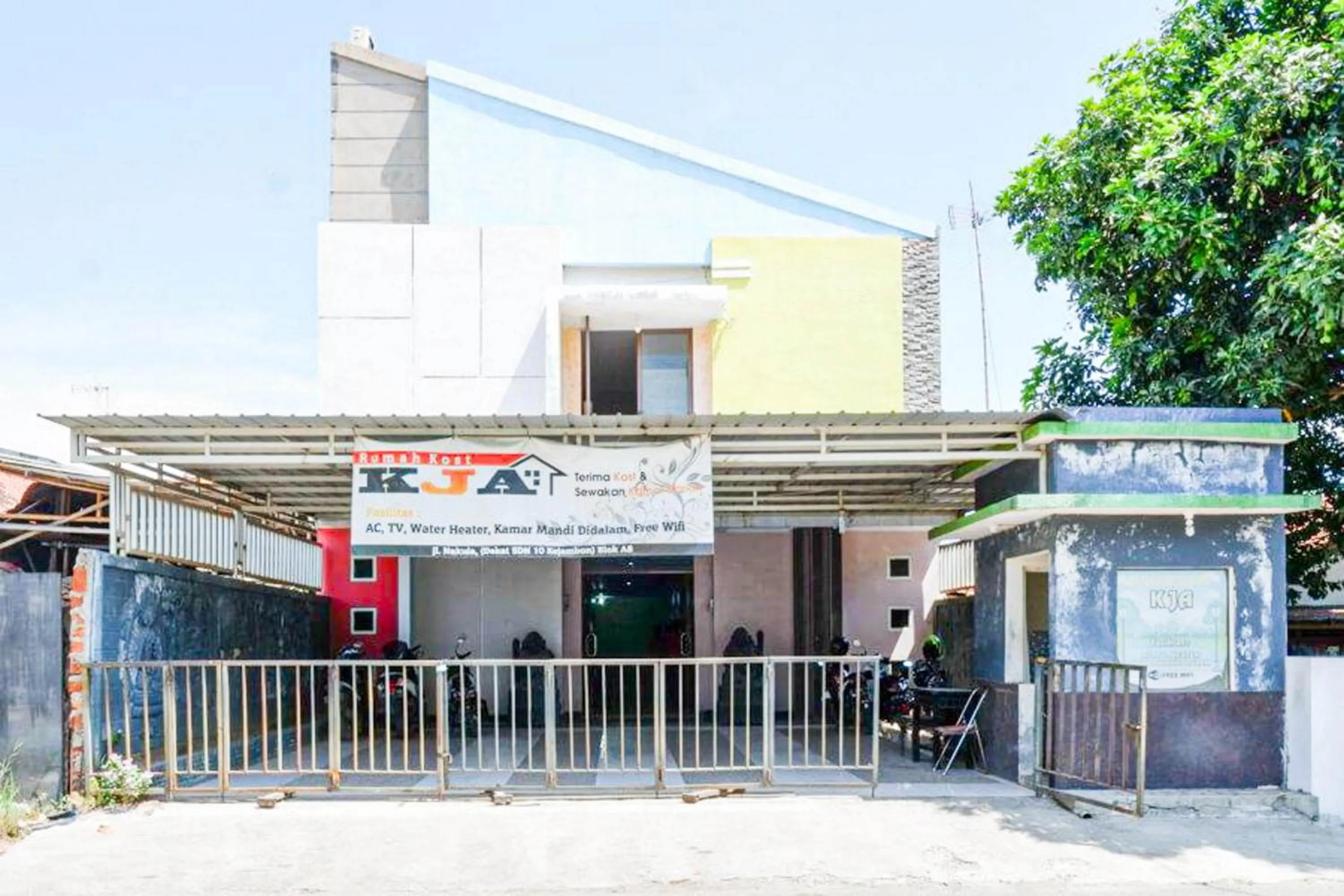 RedDoorz near GOR Wisanggeni