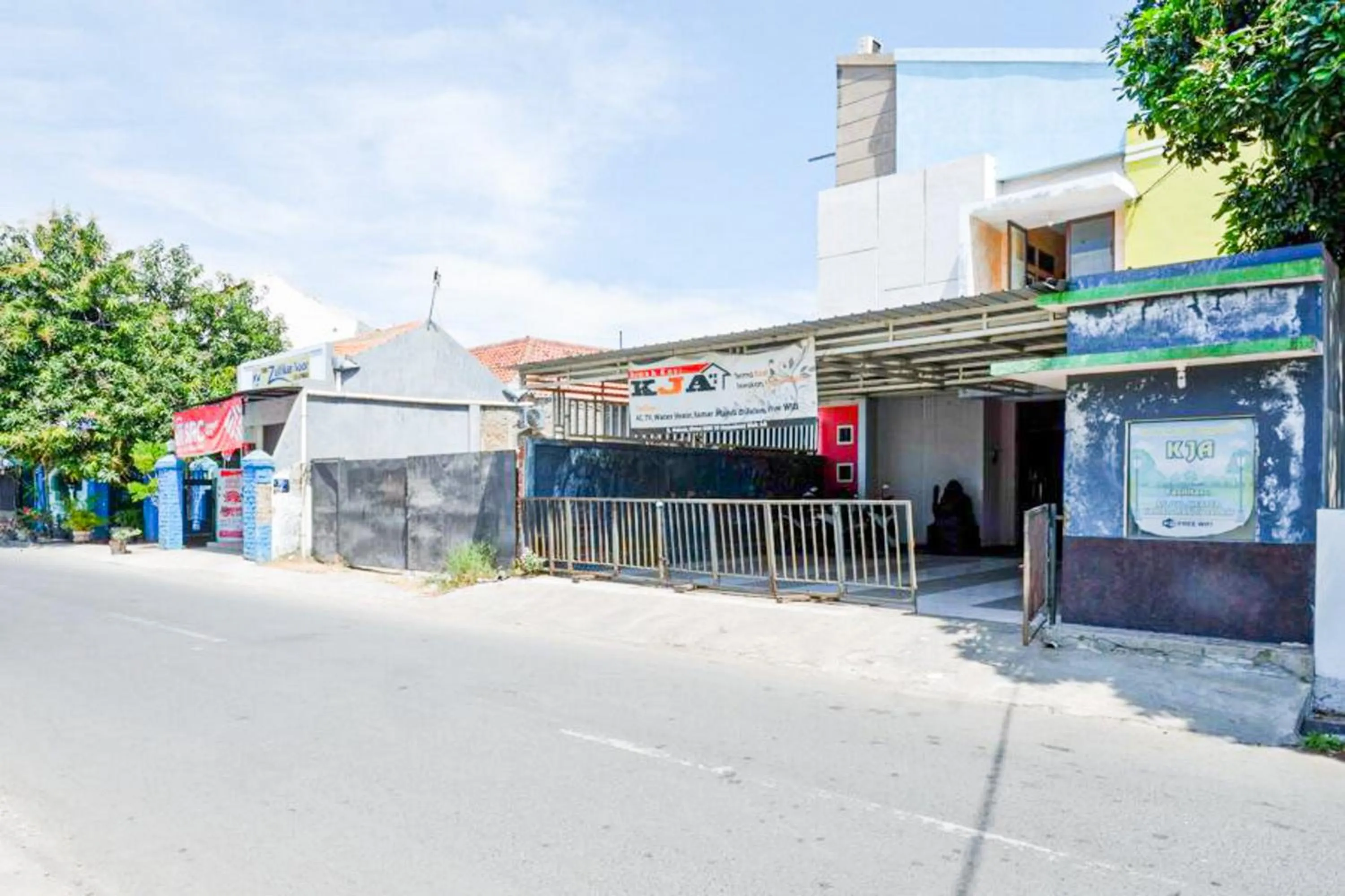 RedDoorz near GOR Wisanggeni