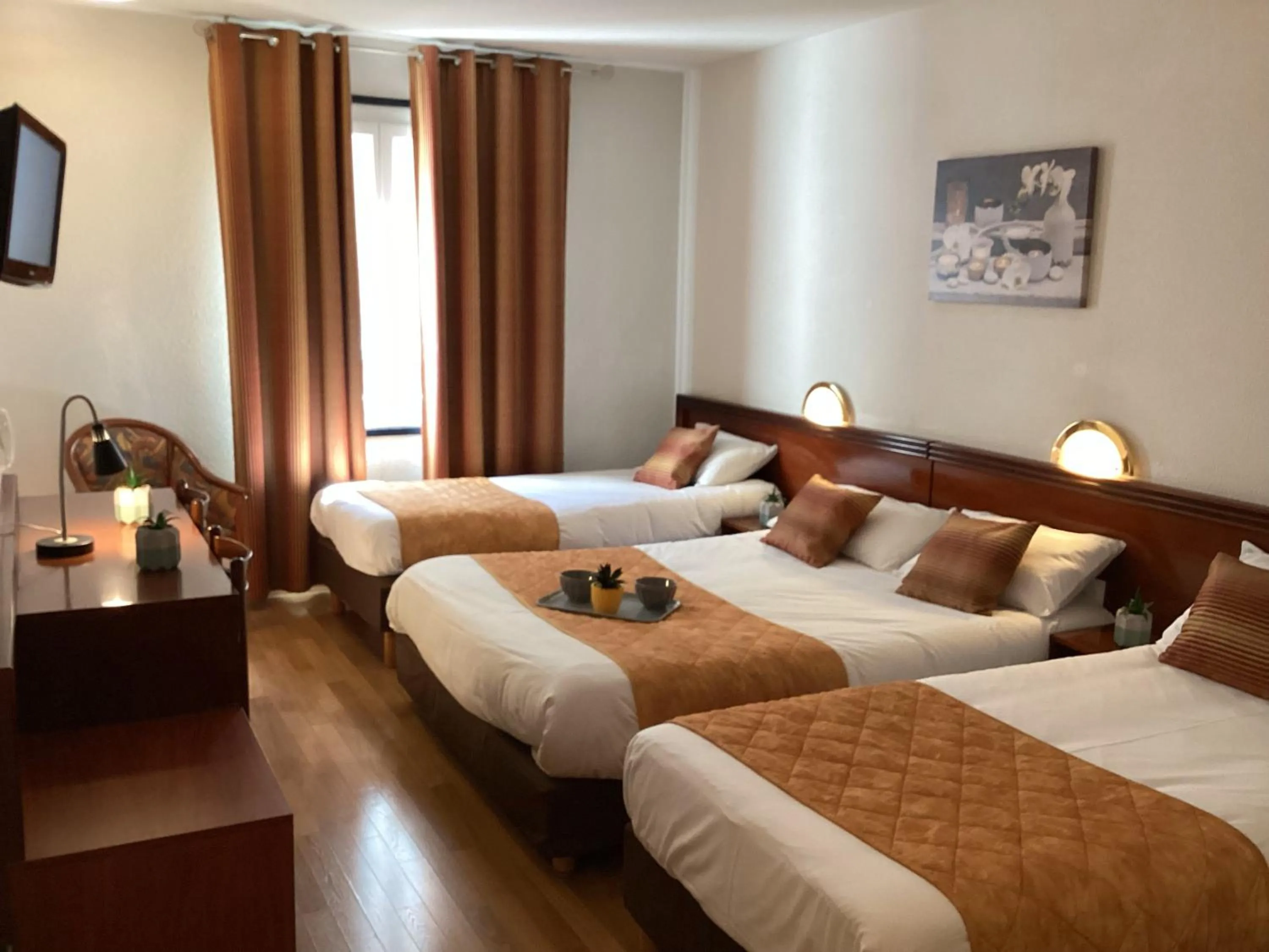 Photo of the whole room, Bed in Hôtel Angelic