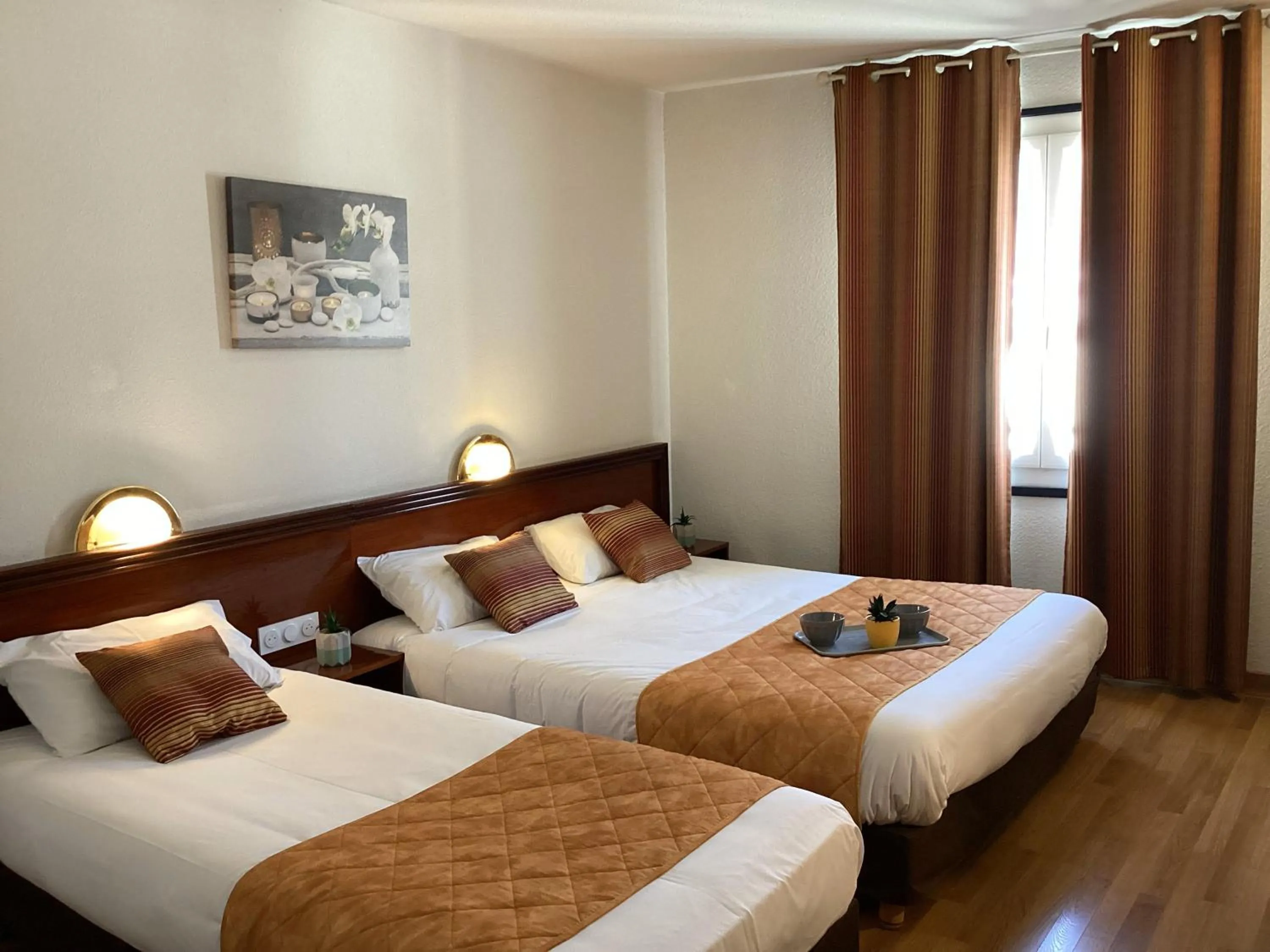 Photo of the whole room, Bed in Hôtel Angelic