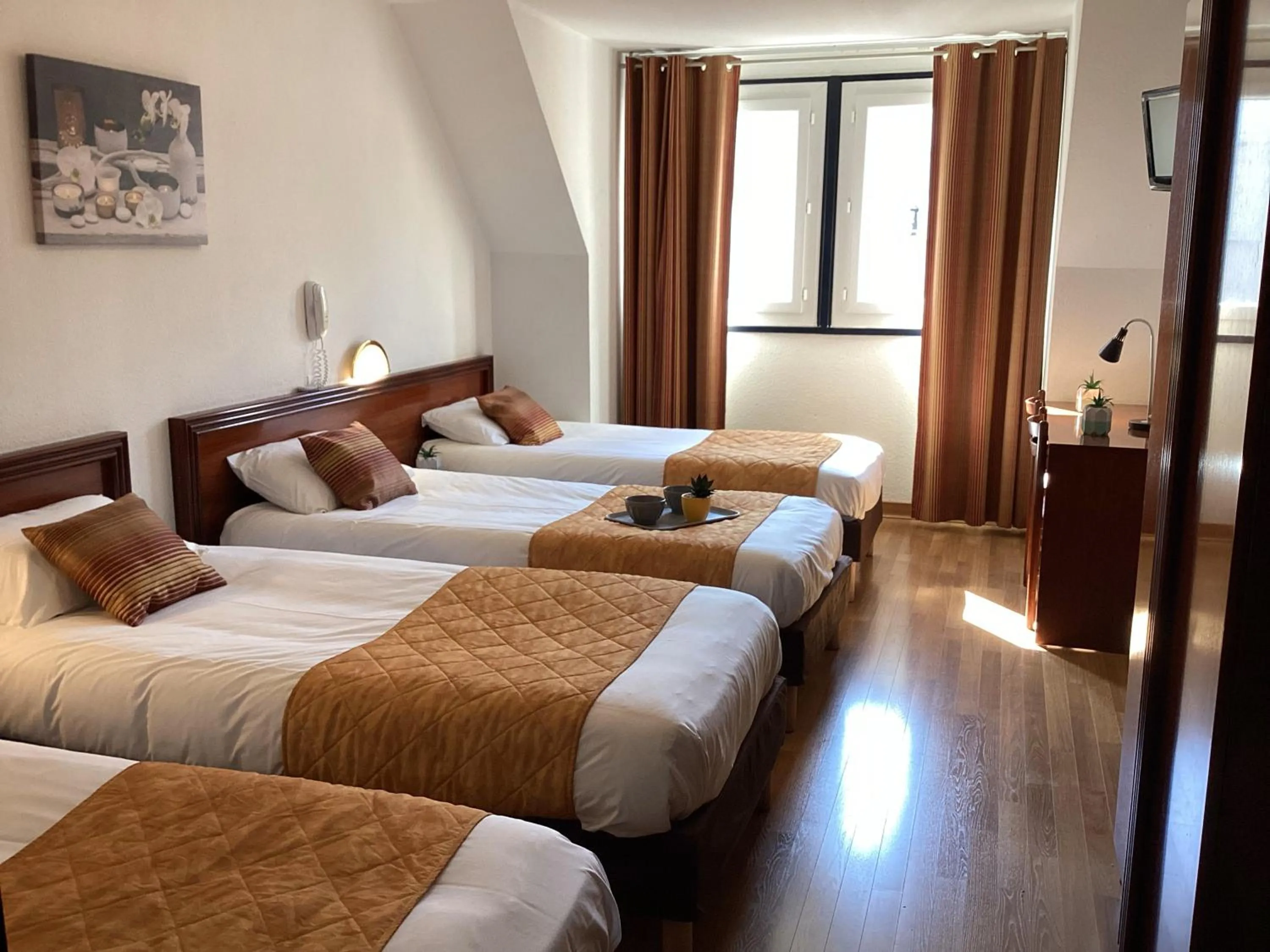 Photo of the whole room, Bed in Hôtel Angelic