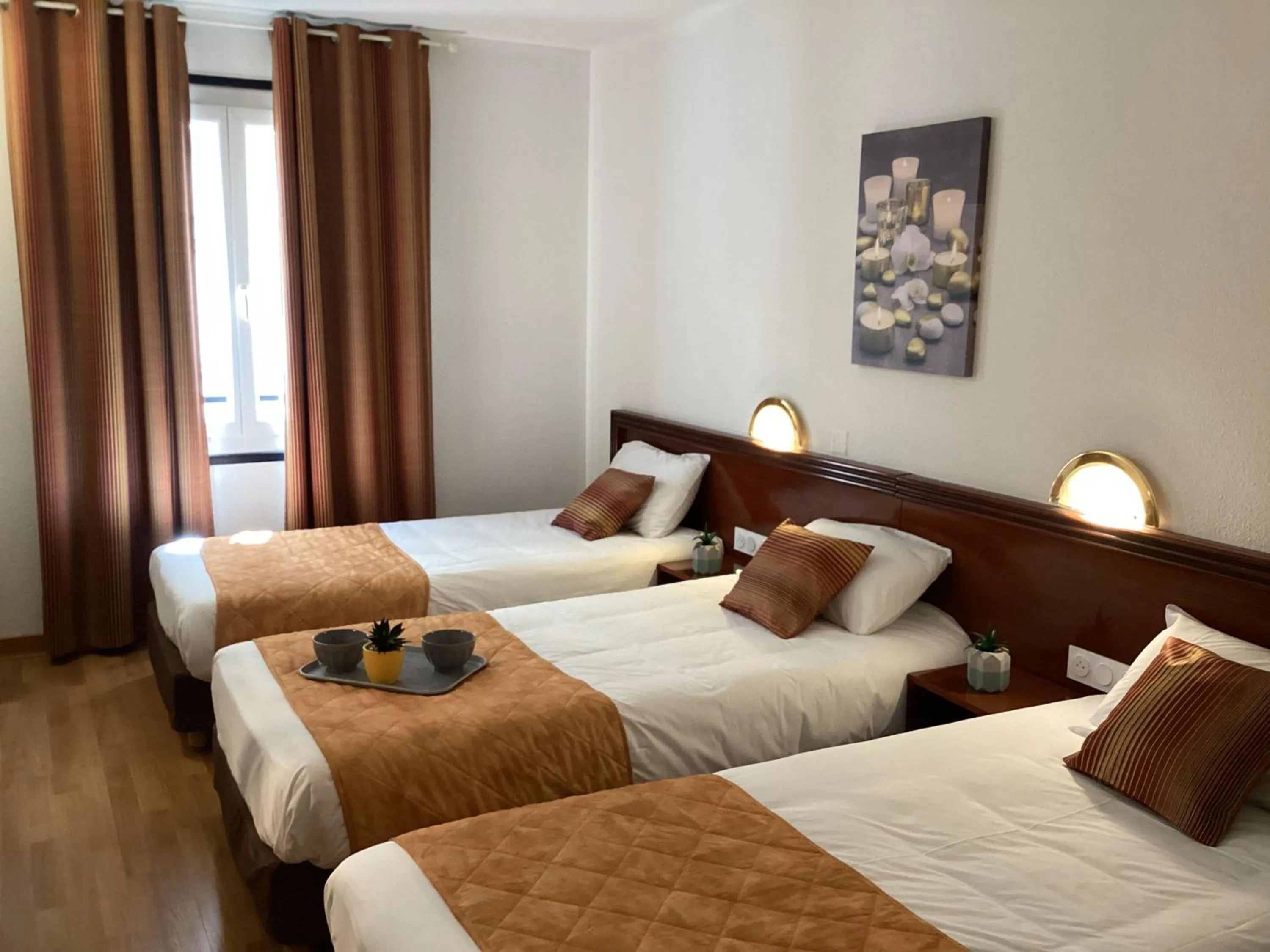 Photo of the whole room, Bed in Hôtel Angelic