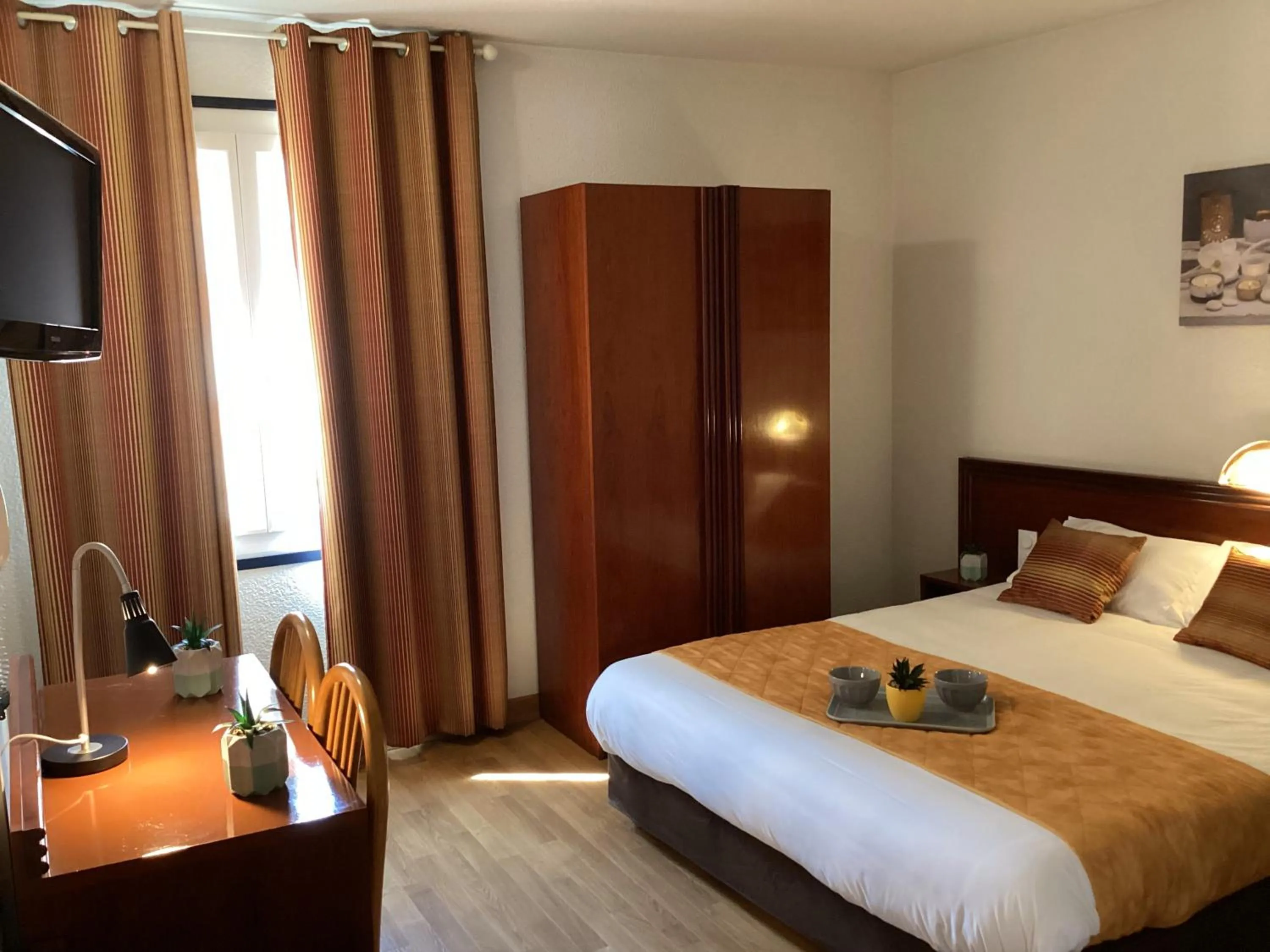 Photo of the whole room, Bed in Hôtel Angelic