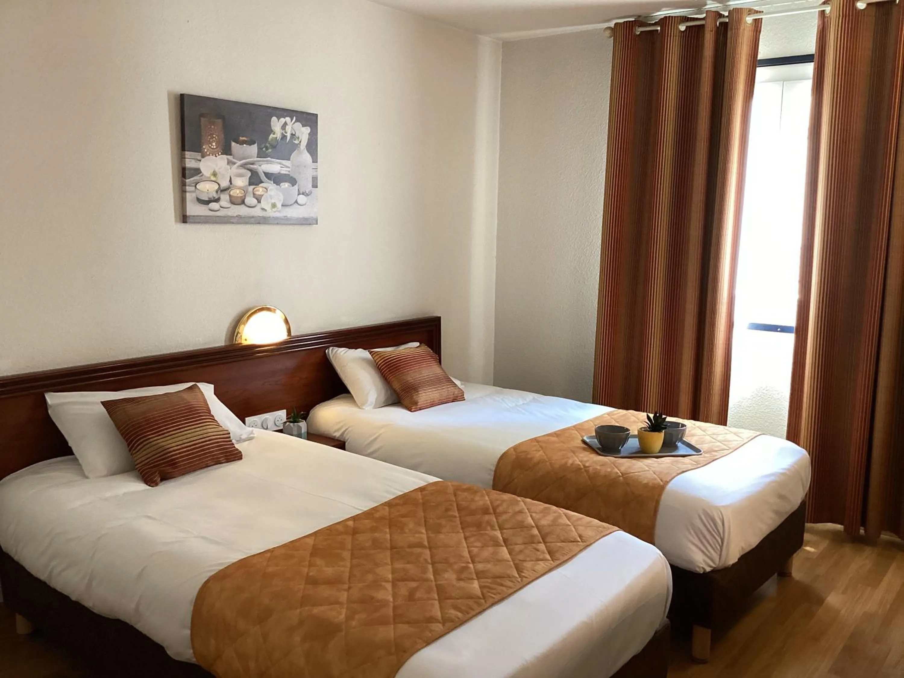 Photo of the whole room, Bed in Hôtel Angelic