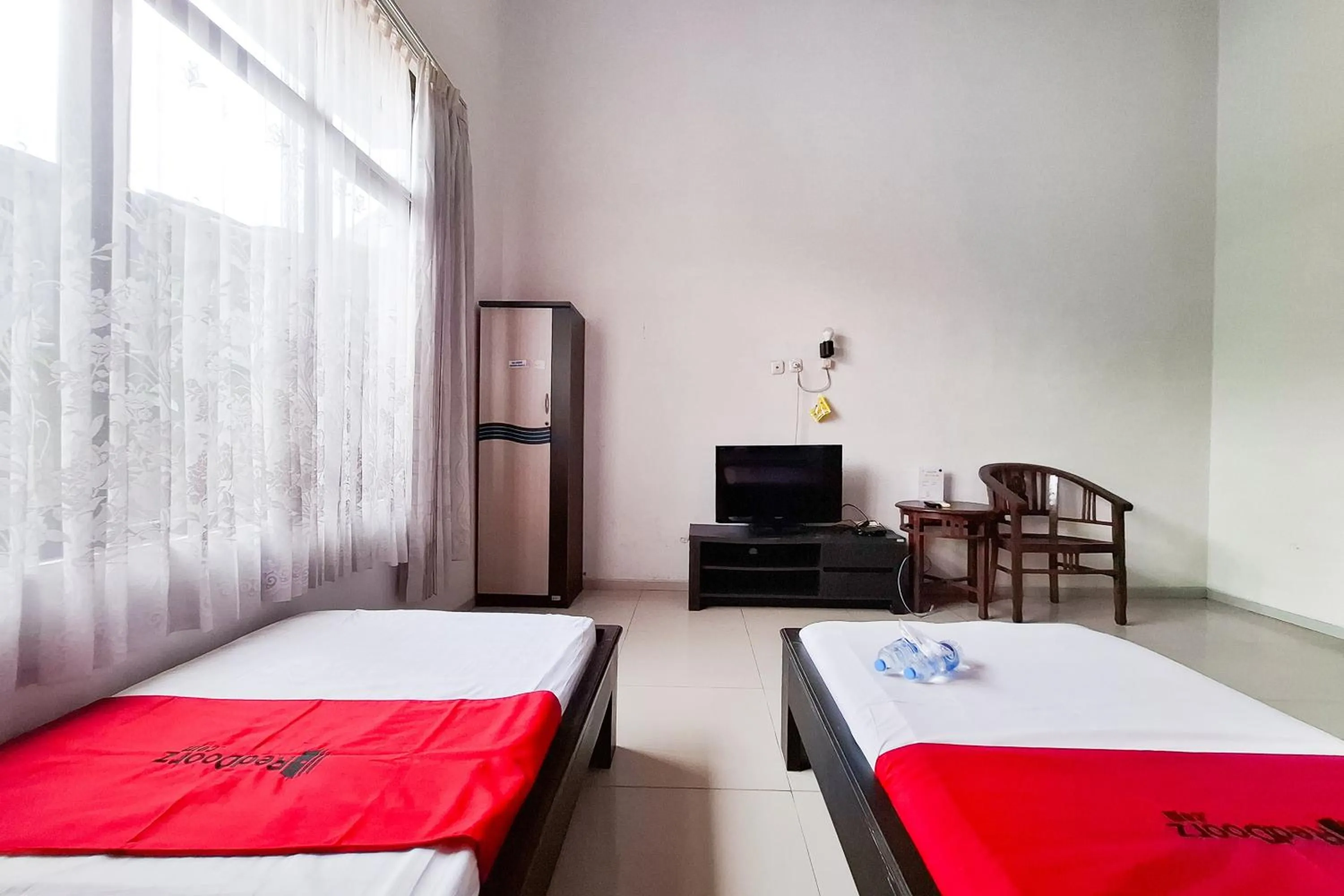 Bedroom, Bed in RedDoorz Syariah at Harmoni near Alun Alun Kudus