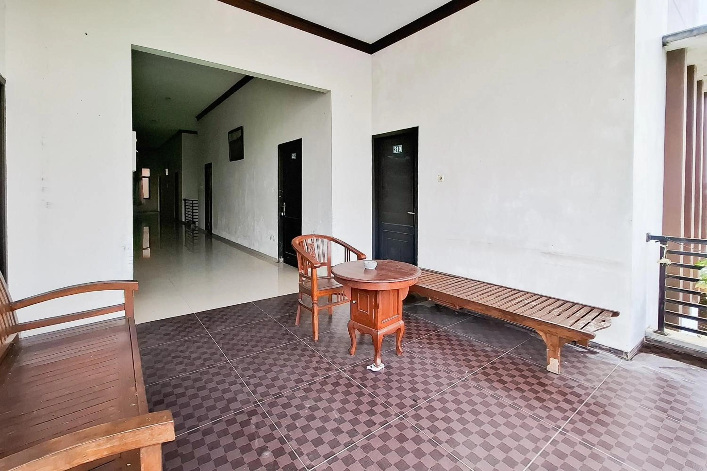 Seating area in RedDoorz Syariah at Harmoni near Alun Alun Kudus