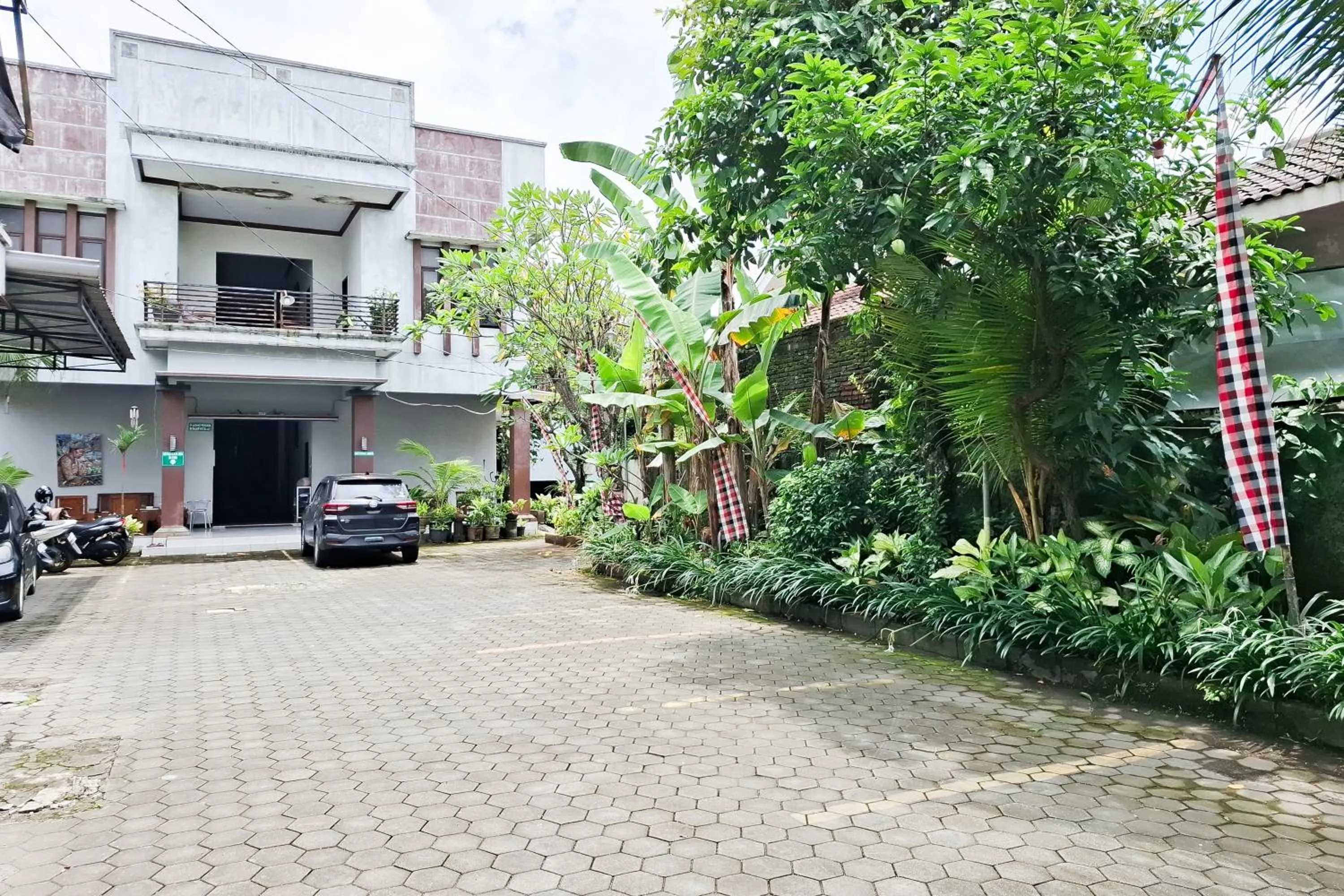 Parking in RedDoorz Syariah at Harmoni near Alun Alun Kudus