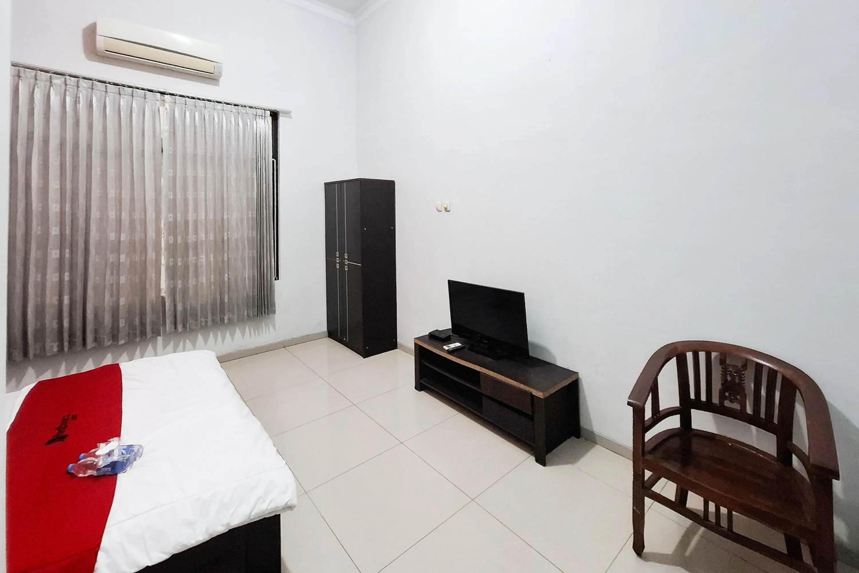 Bedroom, Bed in RedDoorz Syariah at Harmoni near Alun Alun Kudus