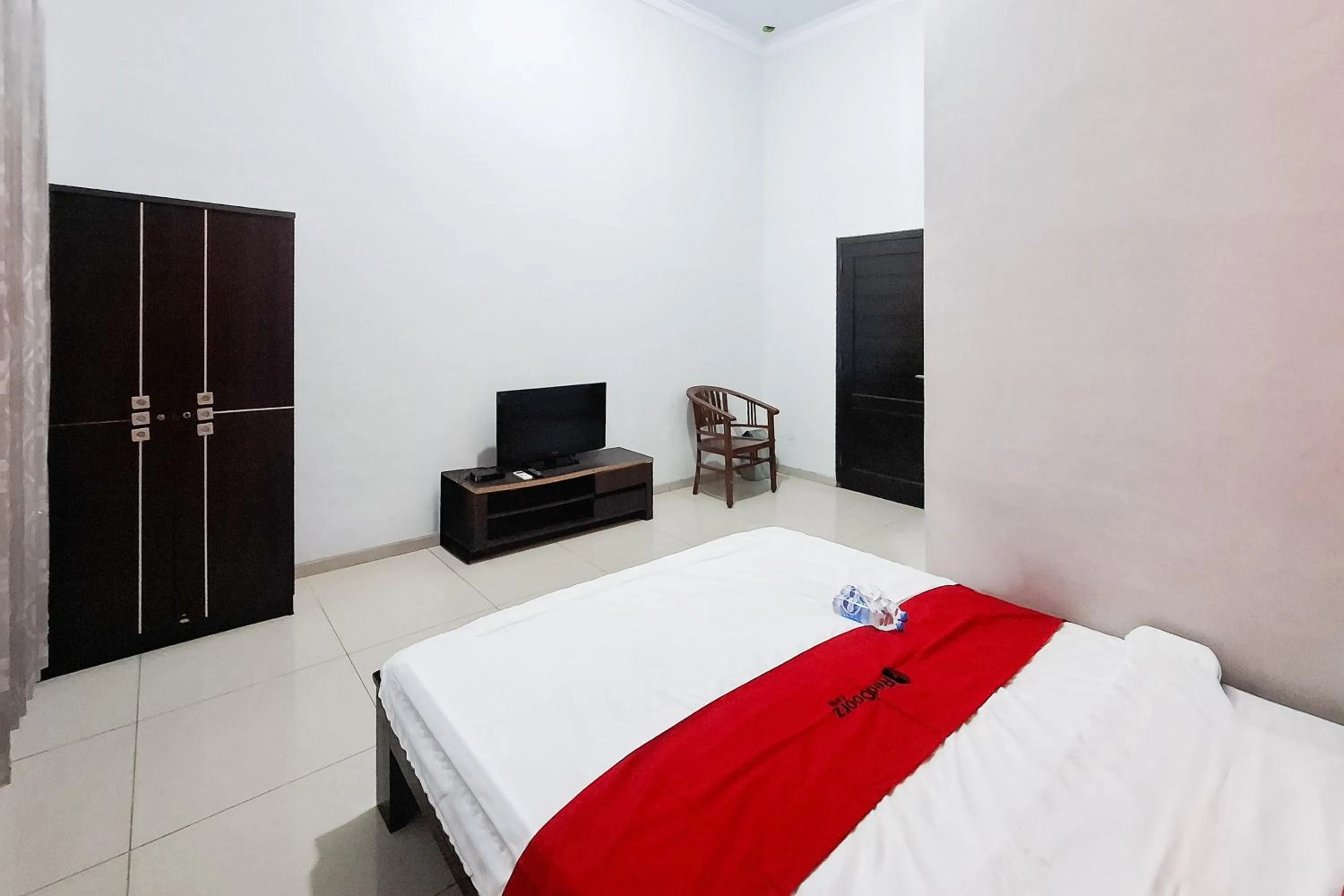 Bedroom, Bed in RedDoorz Syariah at Harmoni near Alun Alun Kudus