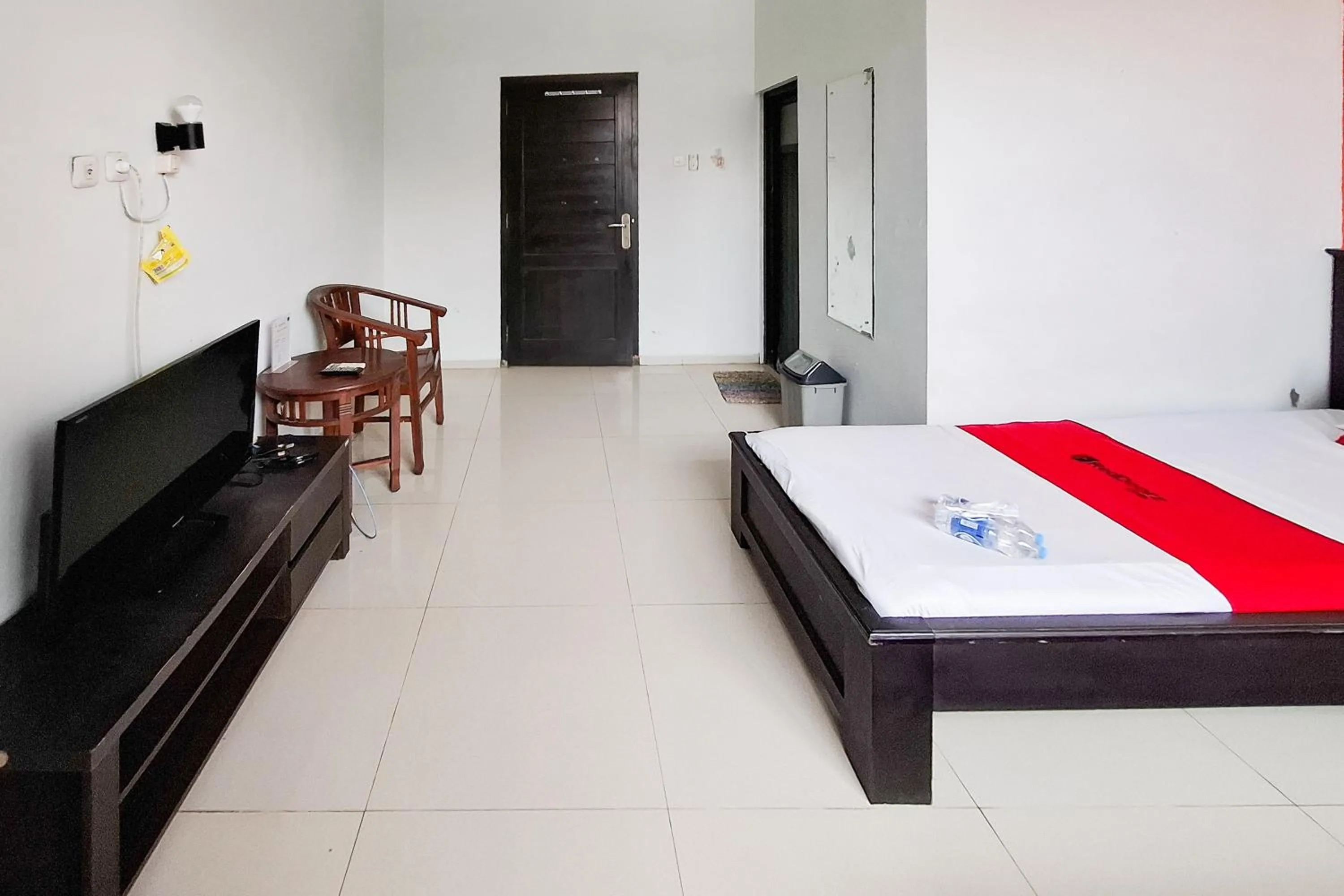 Bedroom, Bed in RedDoorz Syariah at Harmoni near Alun Alun Kudus