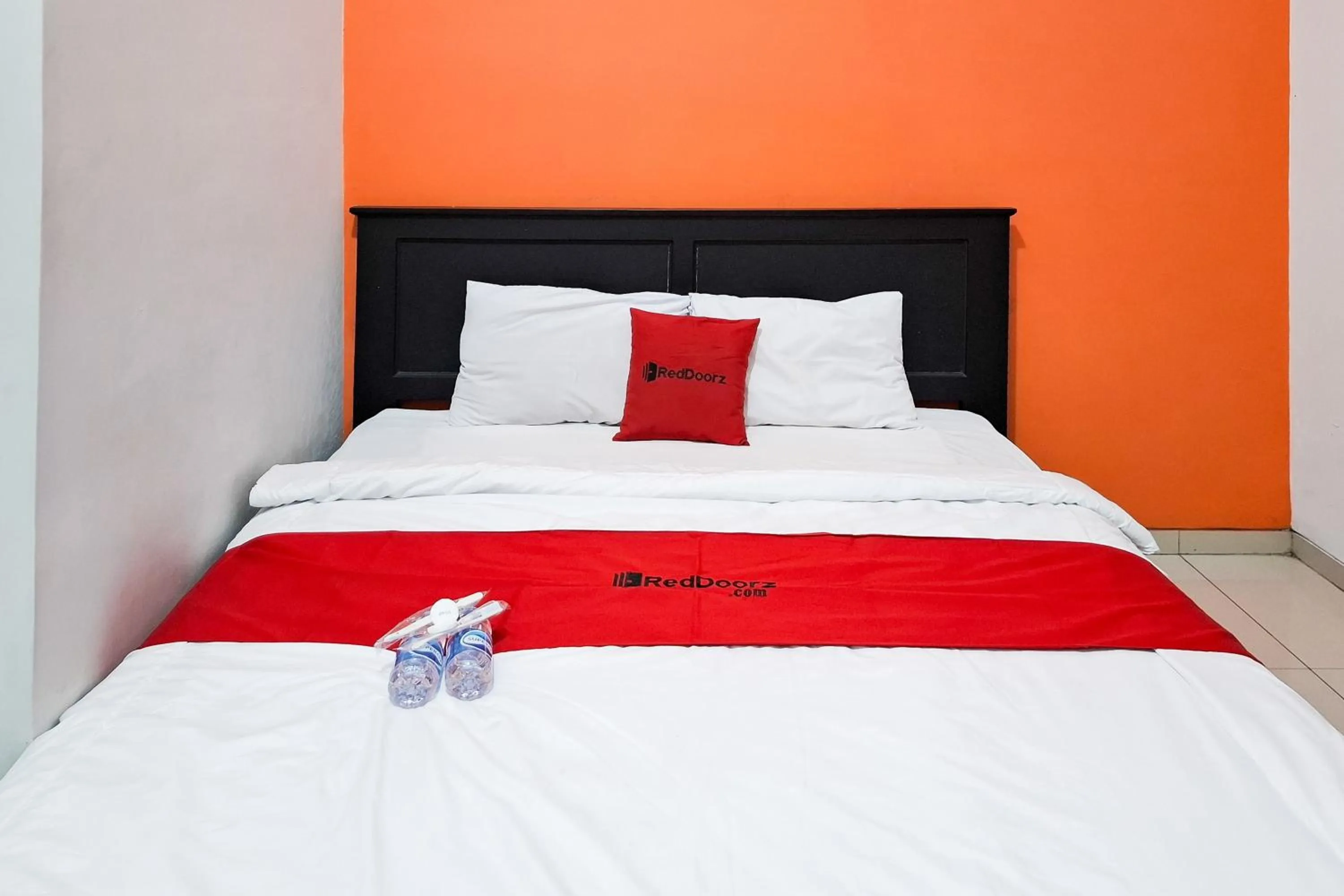 Bedroom, Bed in RedDoorz Syariah at Harmoni near Alun Alun Kudus