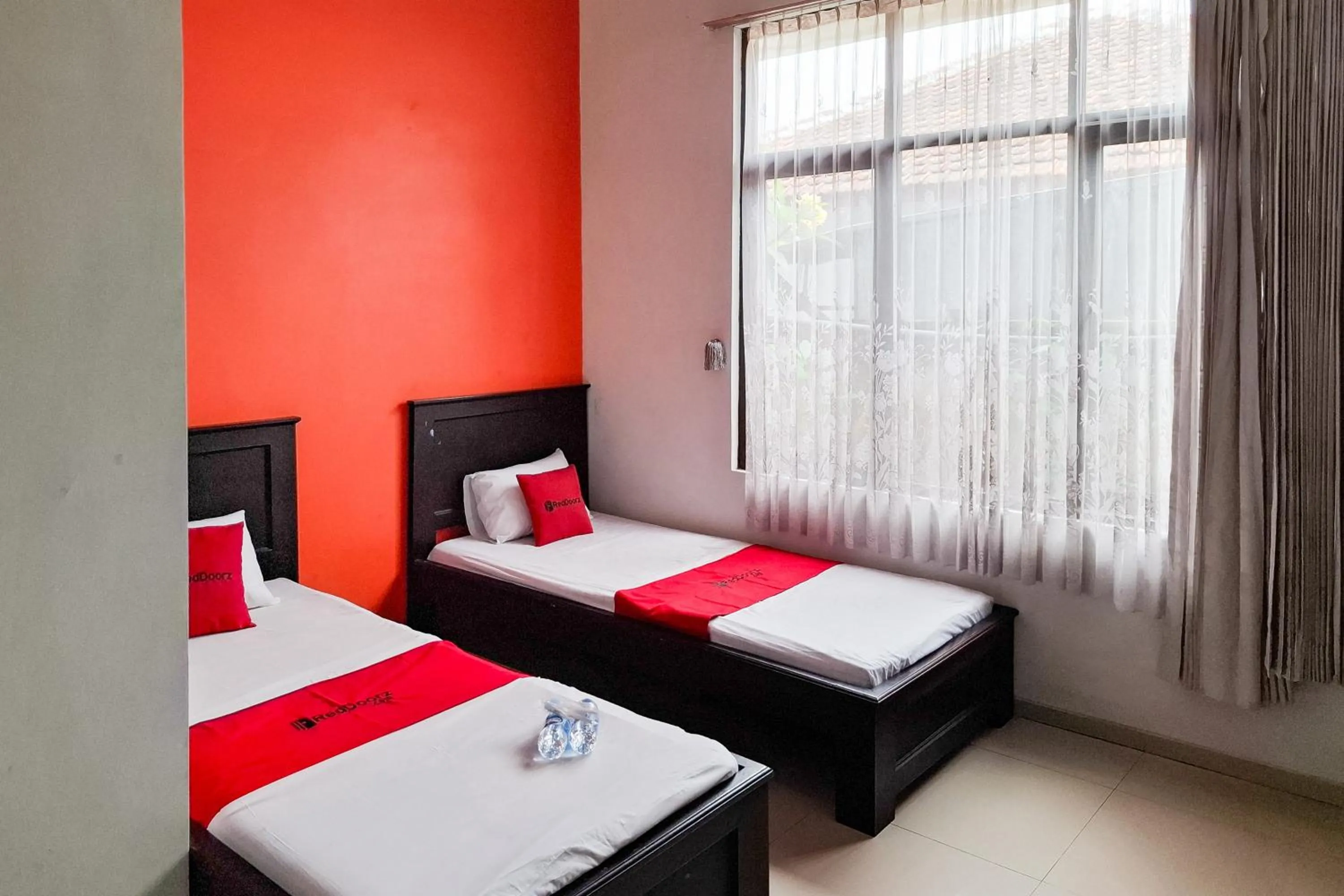 Bedroom, Bed in RedDoorz Syariah at Harmoni near Alun Alun Kudus