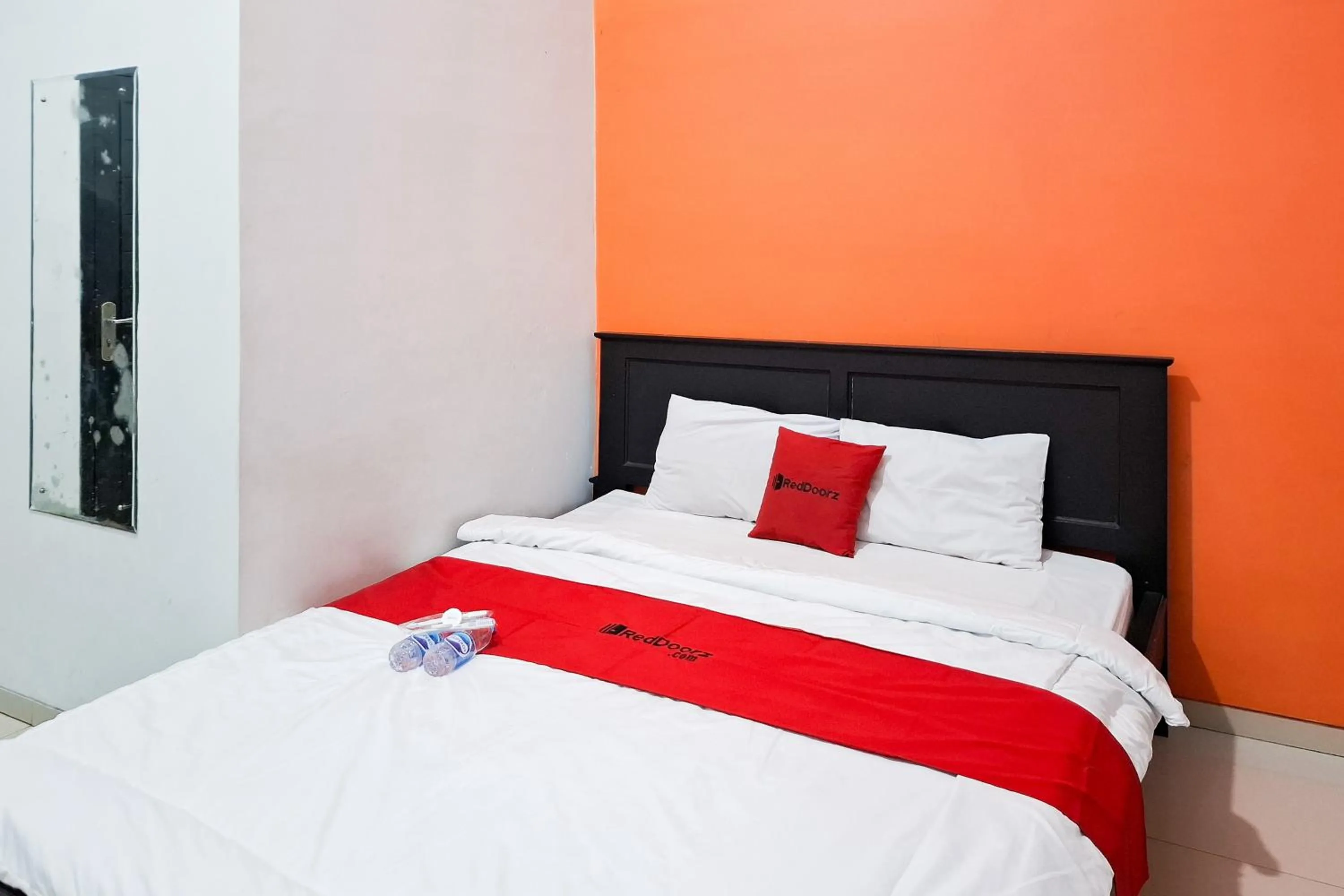 Bedroom, Bed in RedDoorz Syariah at Harmoni near Alun Alun Kudus