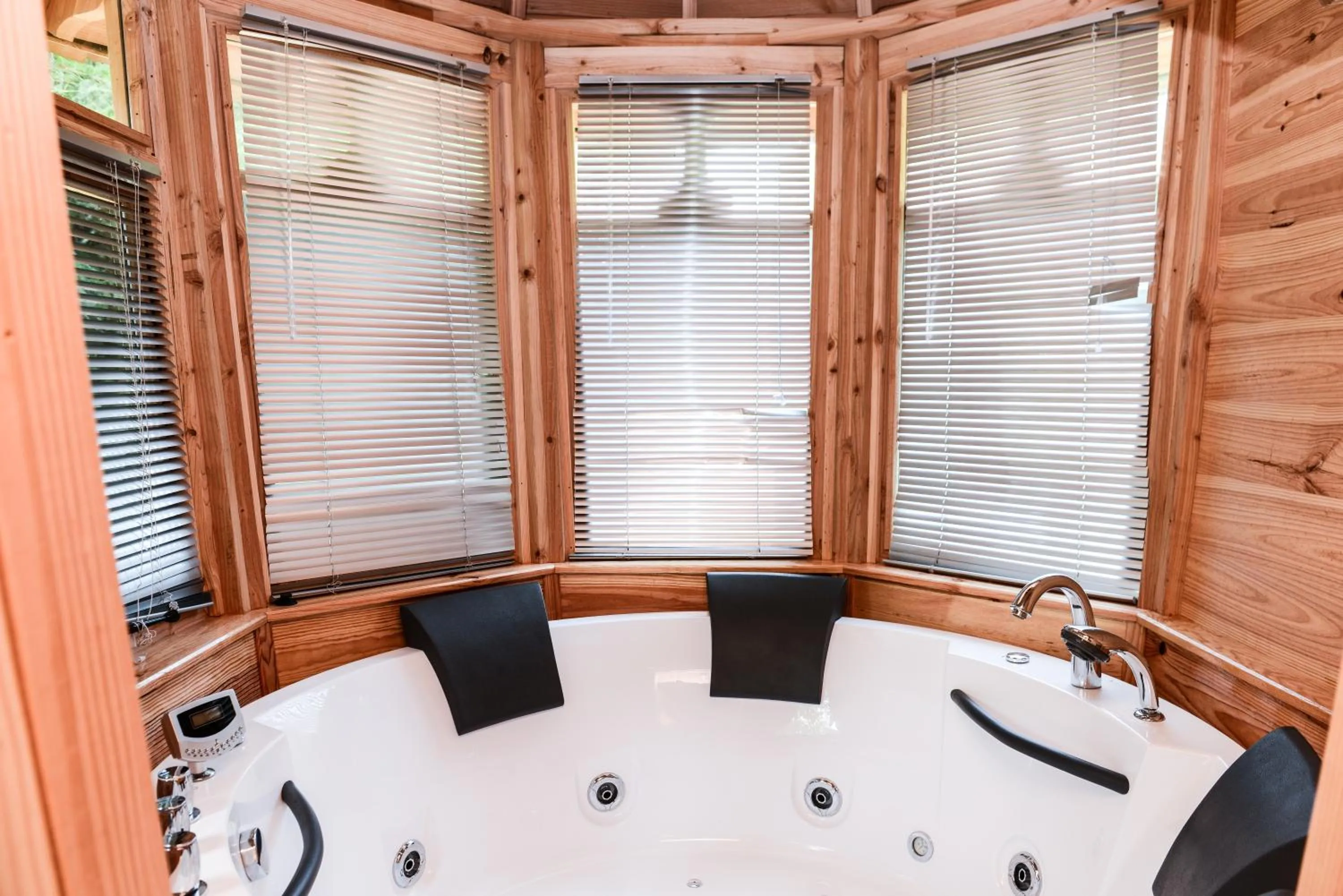 Hot Tub in Château de La Dame Blanche - Logis