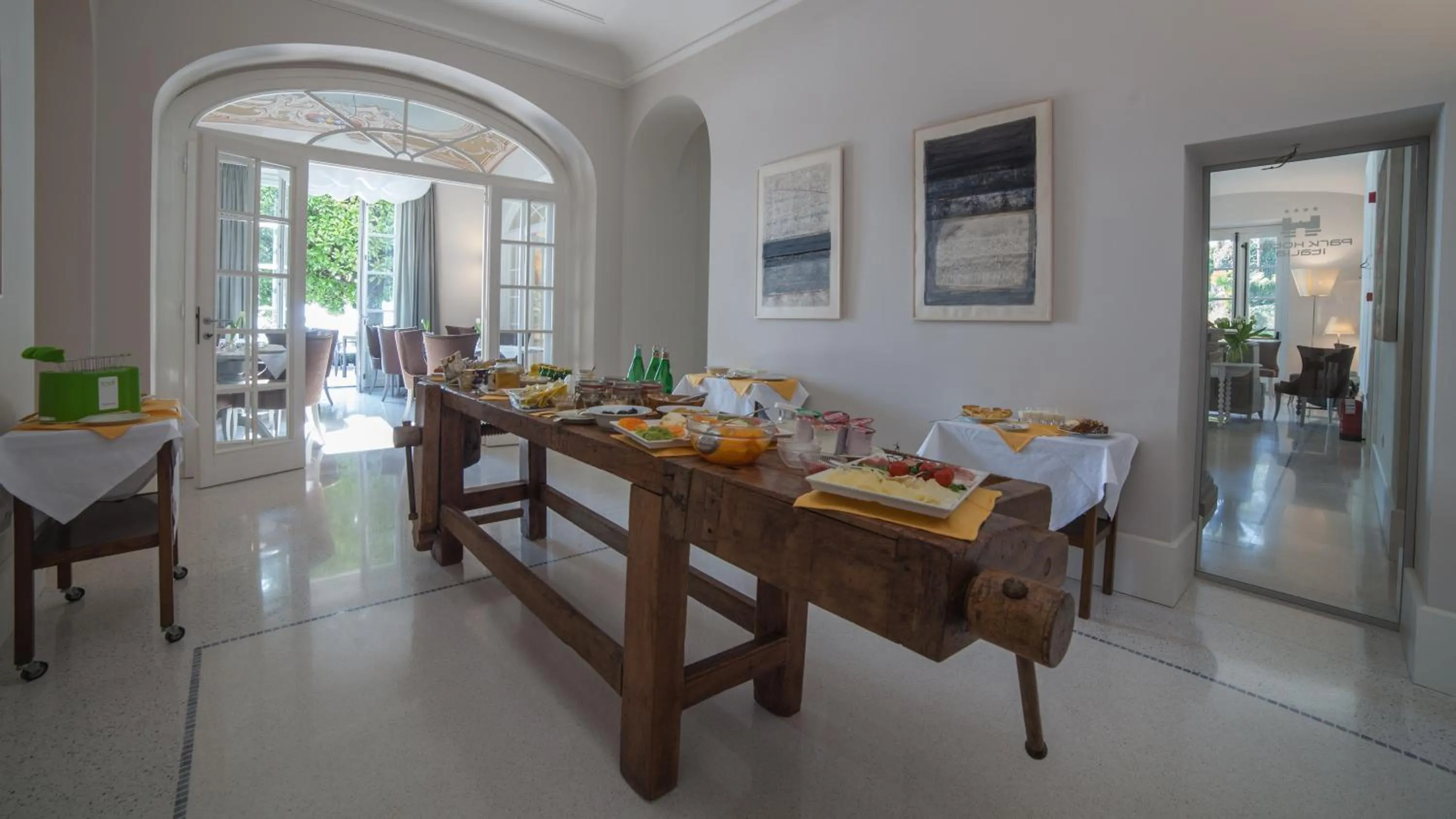 Restaurant/places to eat in Park Hotel Italia