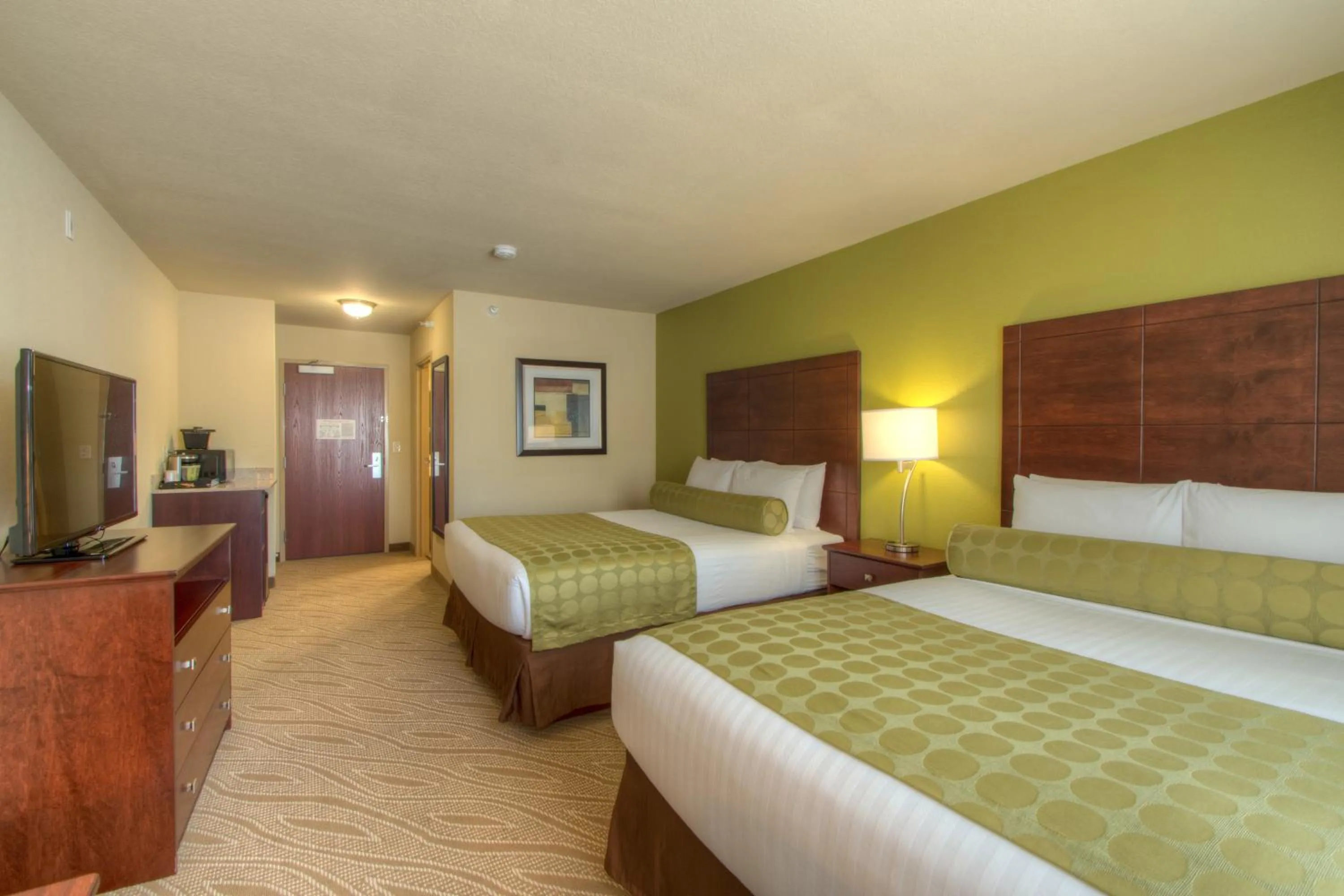 Photo of the whole room, Bed in Cobblestone Inn & Suites - Holyoke