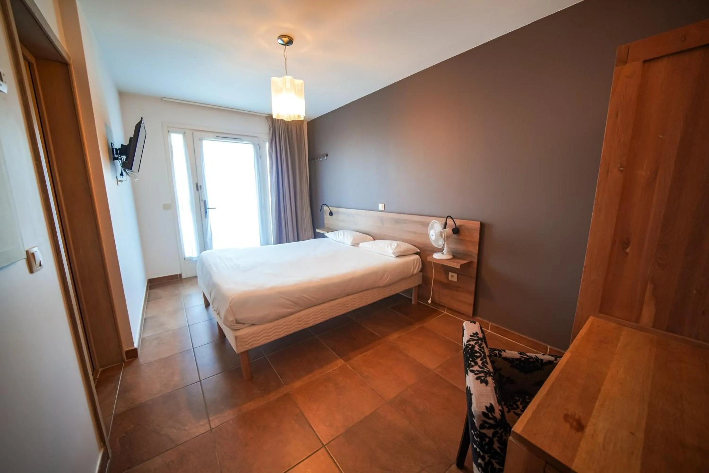 Photo of the whole room, Bed in Residence Les Chataigniers