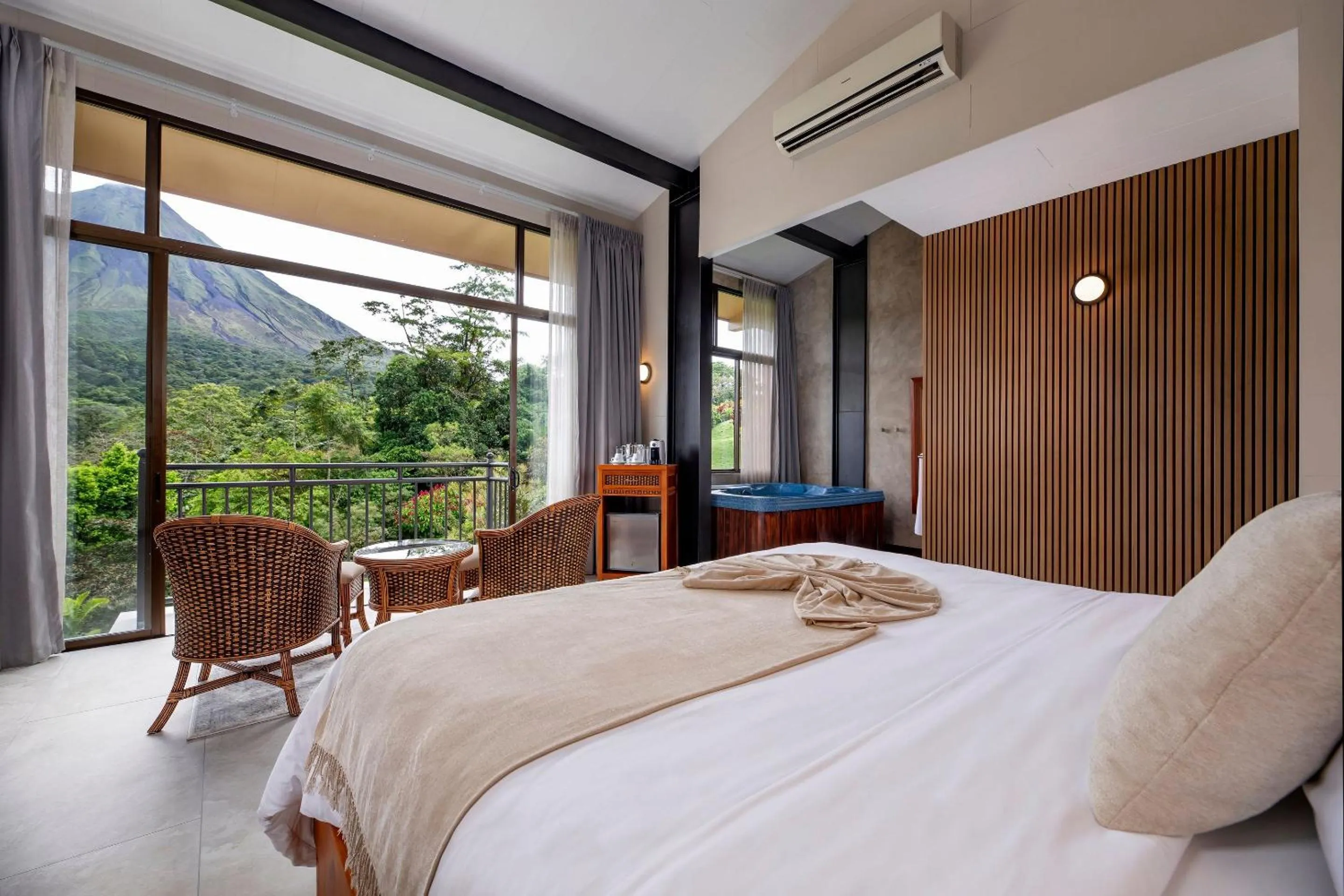 Bed in Hotel Arenal Kioro Suites & Spa