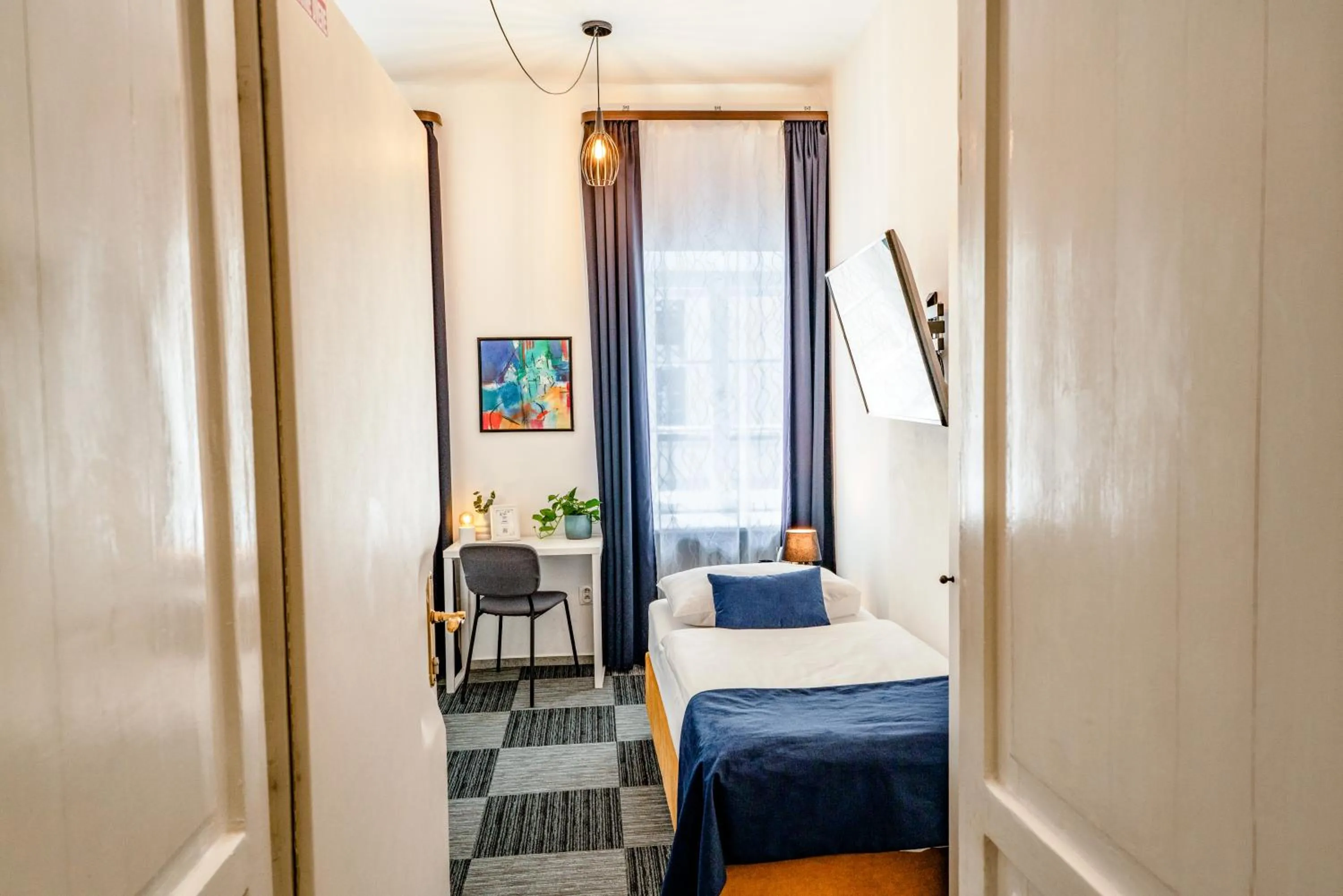 Photo of the whole room, Bed in BlueBell Hotel