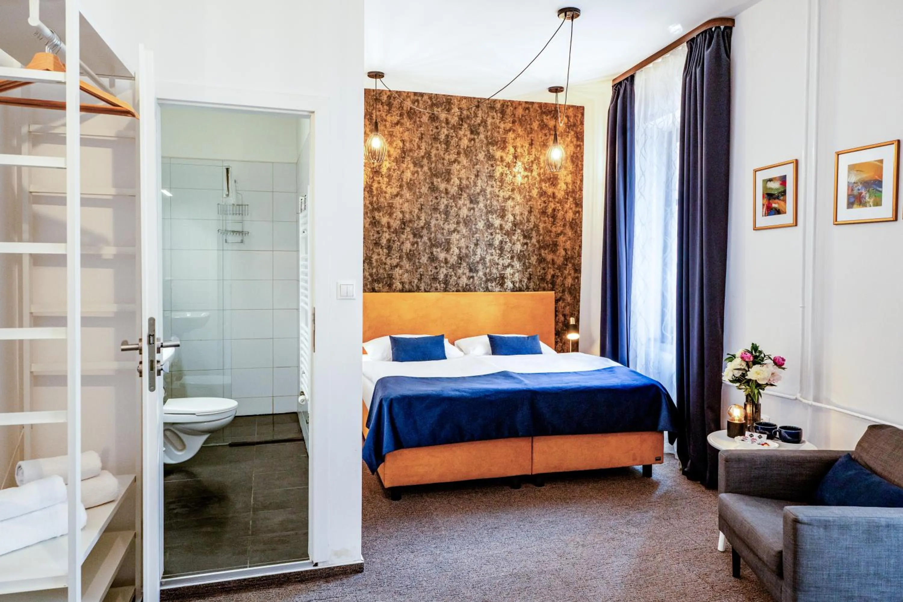 Bathroom, Bed in BlueBell Hotel