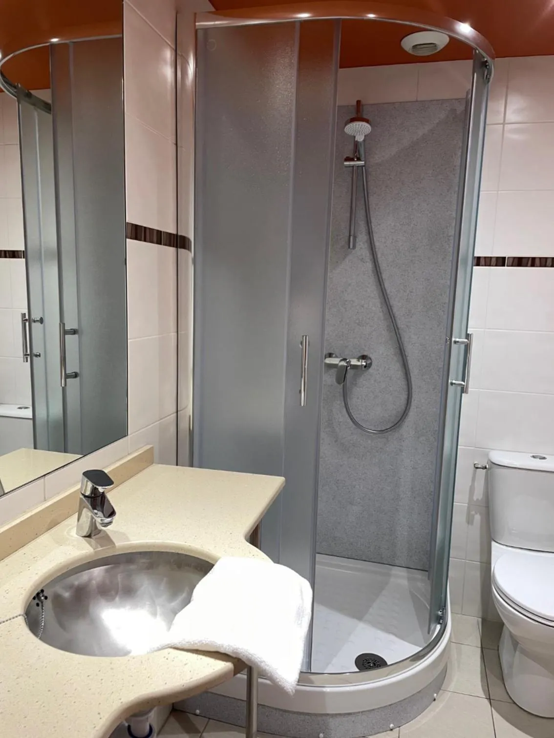 Shower in Hôtel Icare