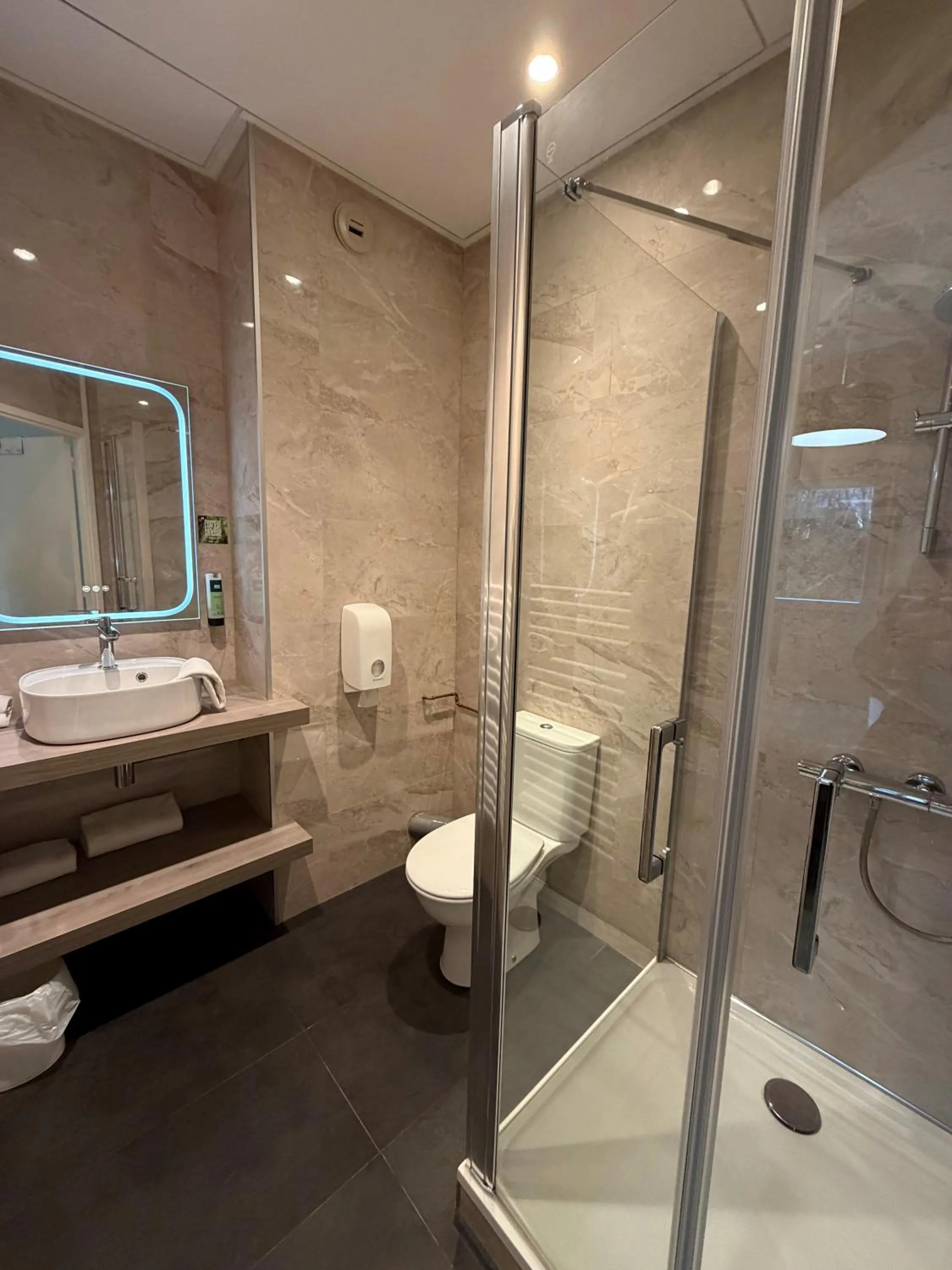 Bathroom in LOGIS Hôtel ARCADIA