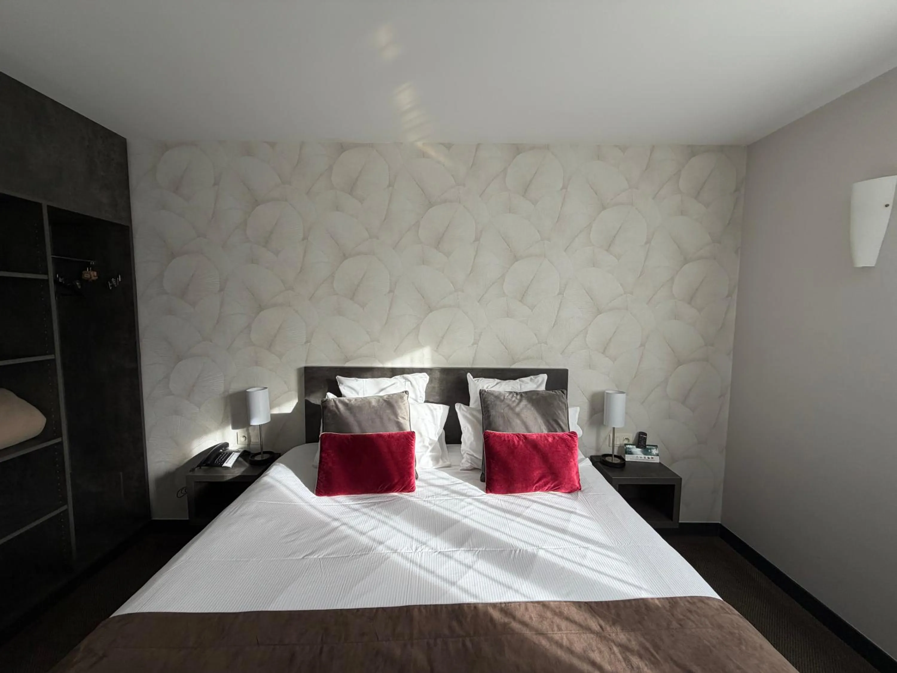 Bed in LOGIS Hôtel ARCADIA