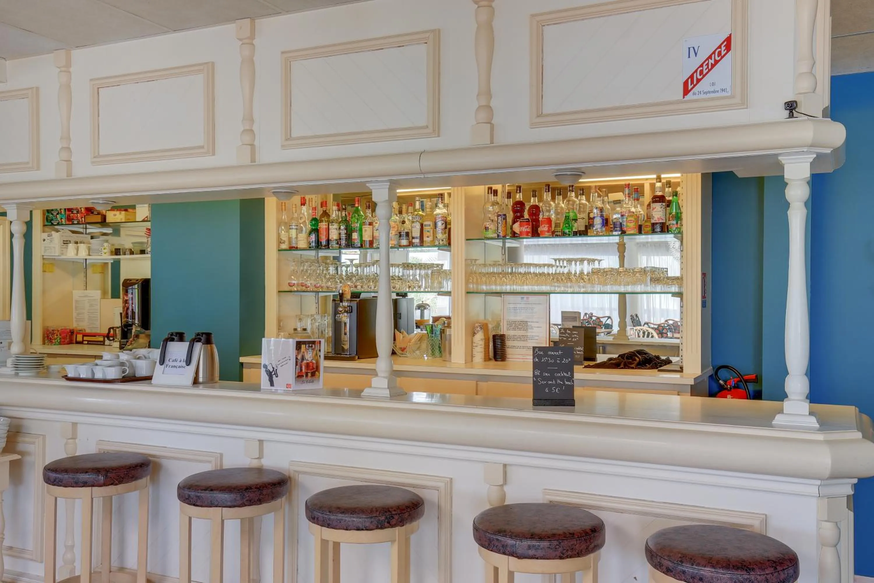 Lounge or bar in LOGIS Hôtel ARCADIA