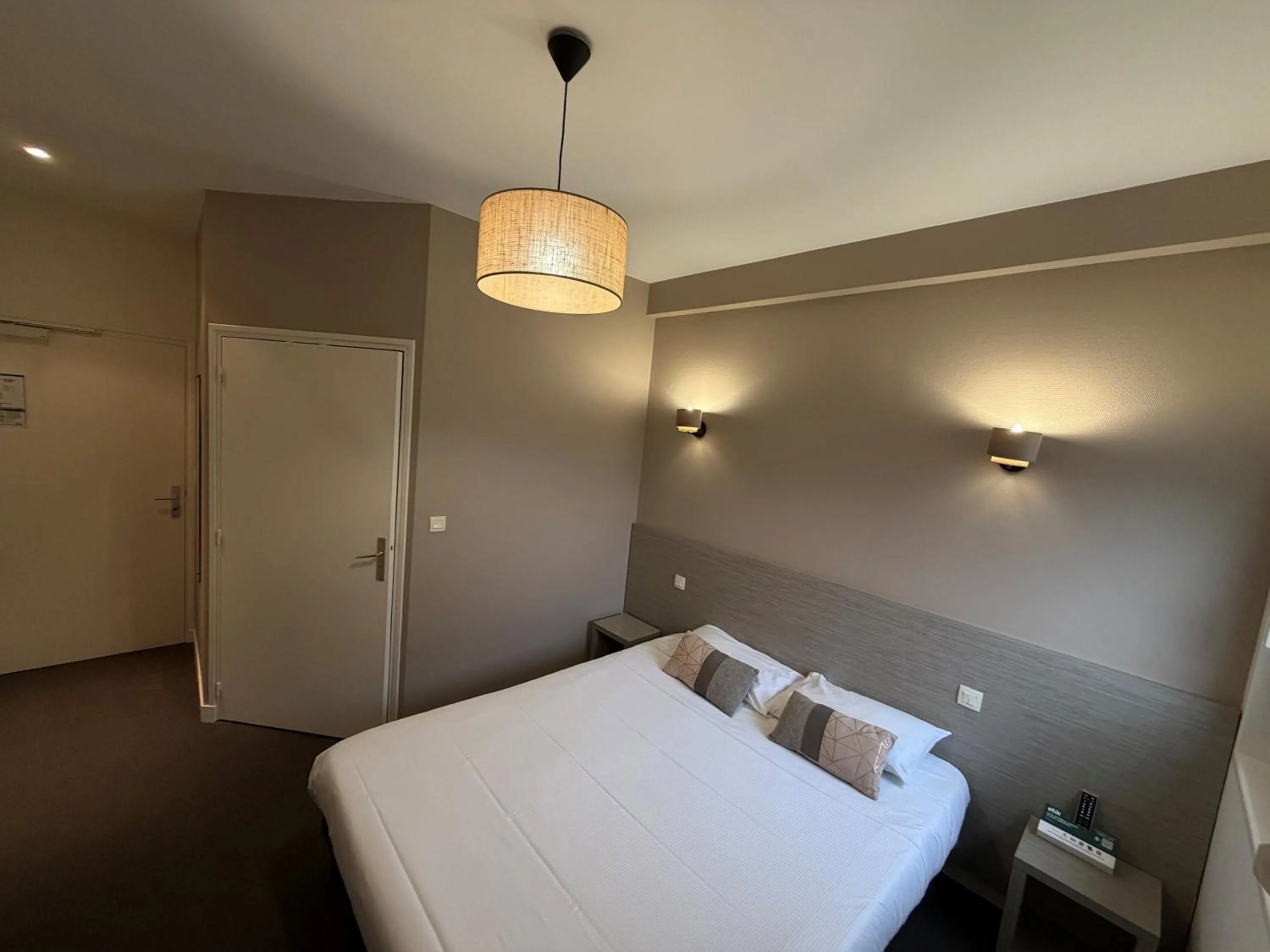 Bed in LOGIS Hôtel ARCADIA