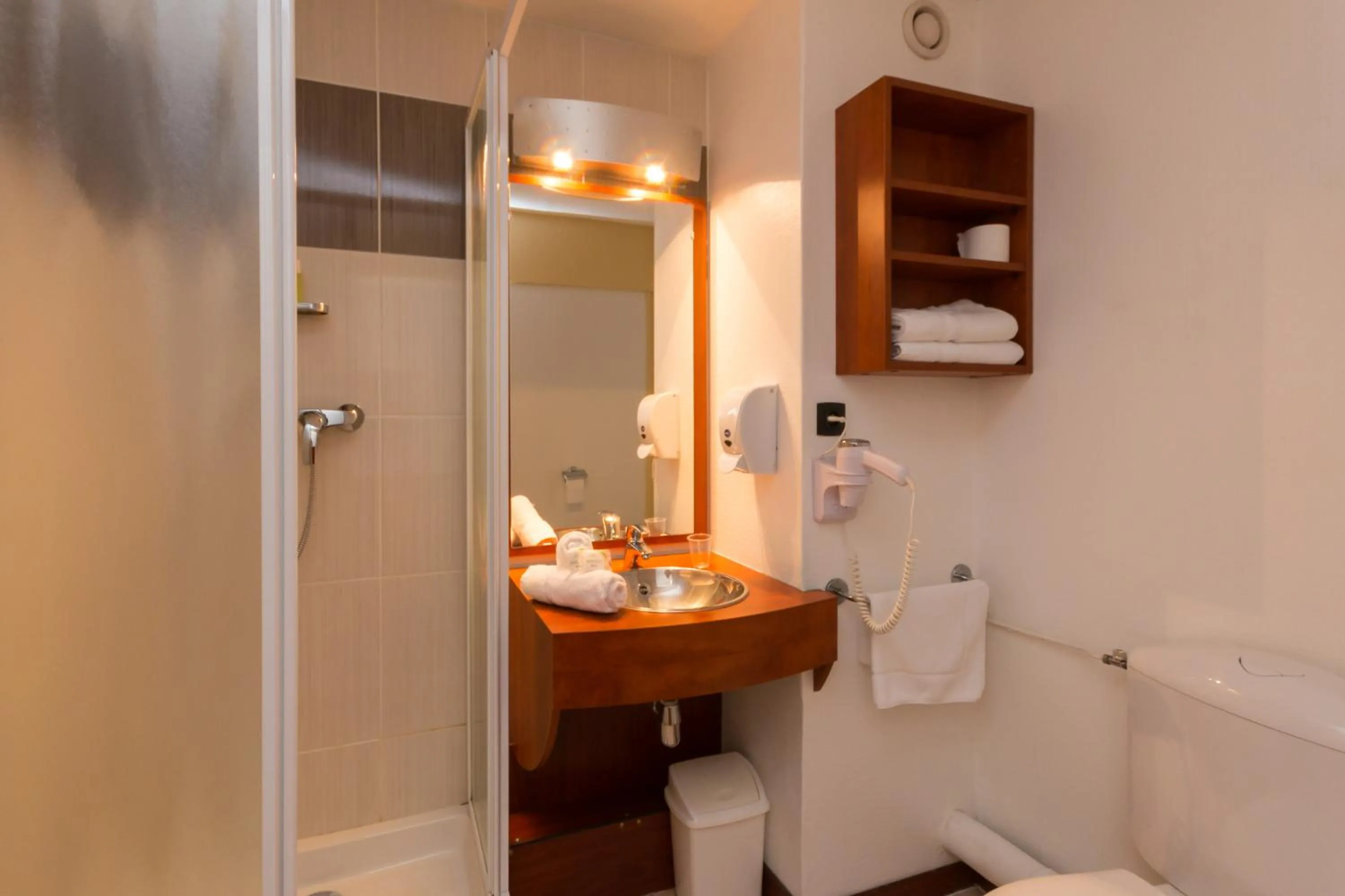Bathroom in Brit Hotel Rennes Cesson