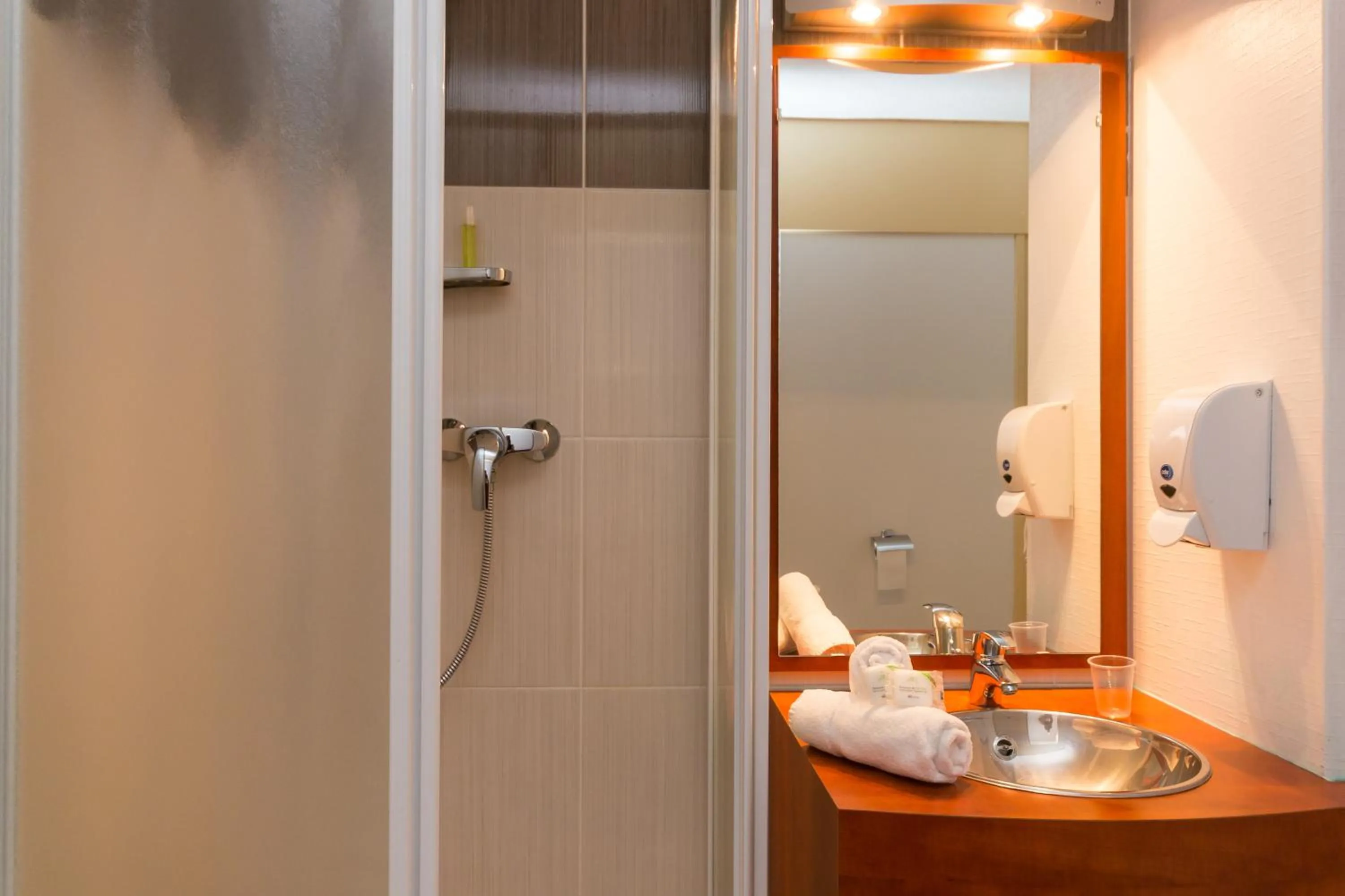 Shower in Brit Hotel Rennes Cesson